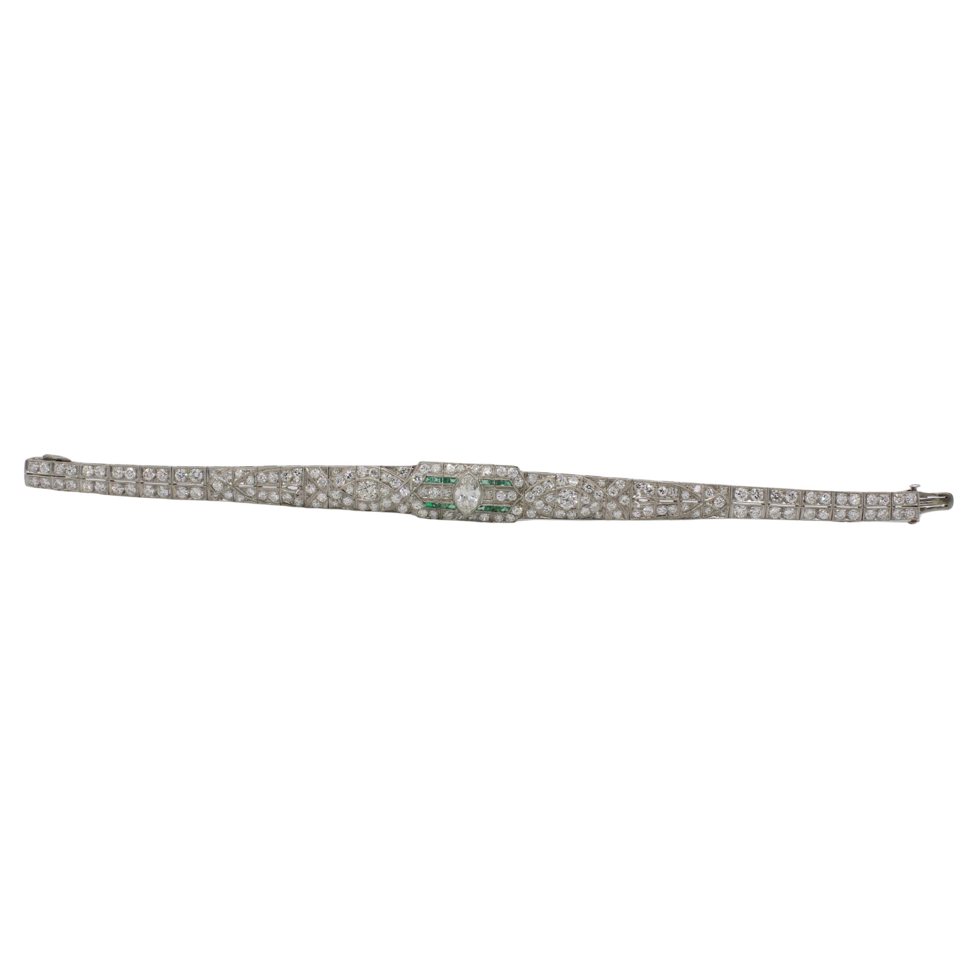 Art déco Bracelet art déco en platine avec diamants naturels de 8,55 carats et émeraudes vertes en vente