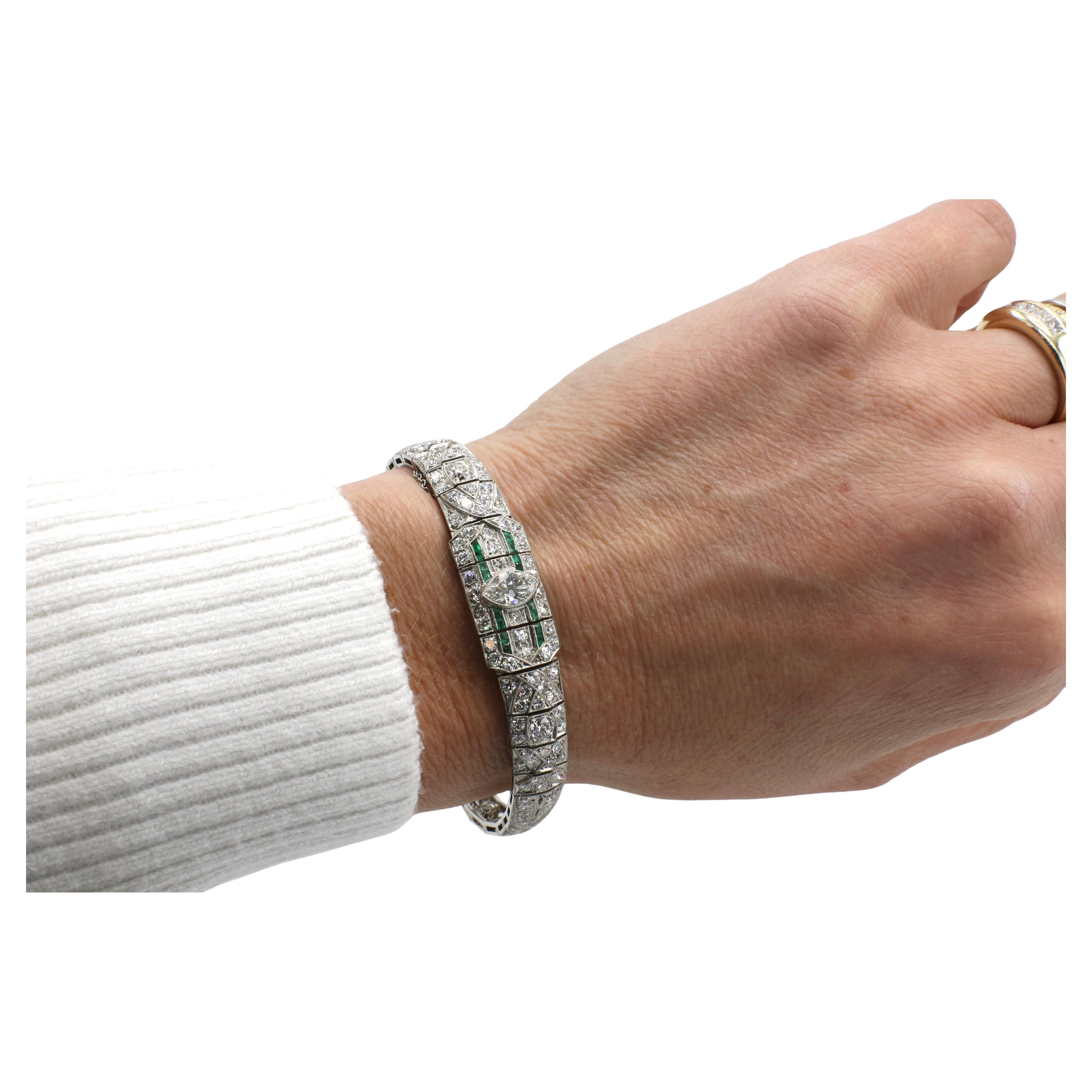 Taille Marquise Bracelet art déco en platine avec diamants naturels de 8,55 carats et émeraudes vertes en vente