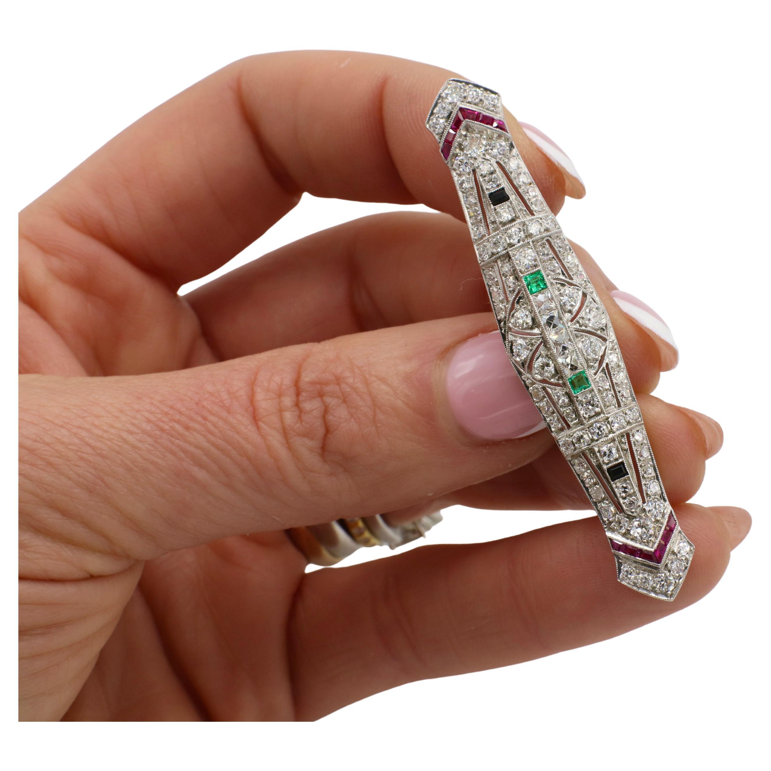 Taille française Broche Art Déco en platine avec diamant naturel, émeraude, rubis et onyx en vente
