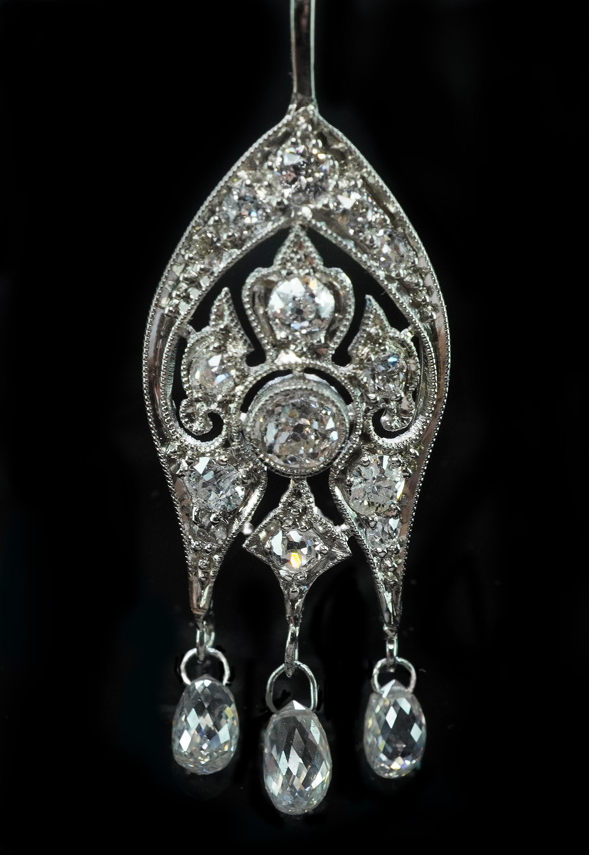  
Art Decó Platino Antiguo Collar Europeo de Diamantes Antiguos Briolette Colgante 1.6ct

Se trata de un precioso collar ART DECO procedente de una fina herencia. Está fabricado en platino, un metal muy codiciado. El estilo es lujoso, con 13