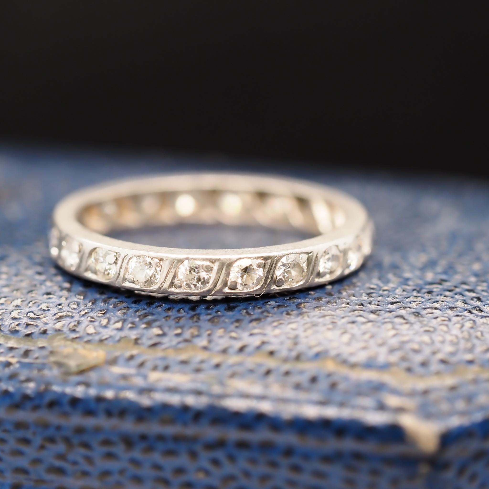 Eternity-Ring aus Platin mit altem europäischem Diamanten im Art déco-Stil VHK #546 im Zustand „Gut“ im Angebot in Atlanta, GA