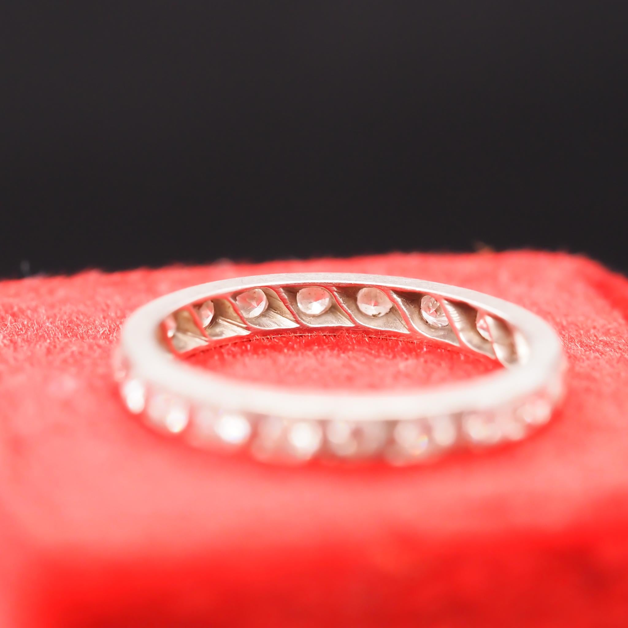 Eternity-Ring aus Platin mit altem europäischem Diamanten im Art déco-Stil VHK #546 für Damen oder Herren im Angebot