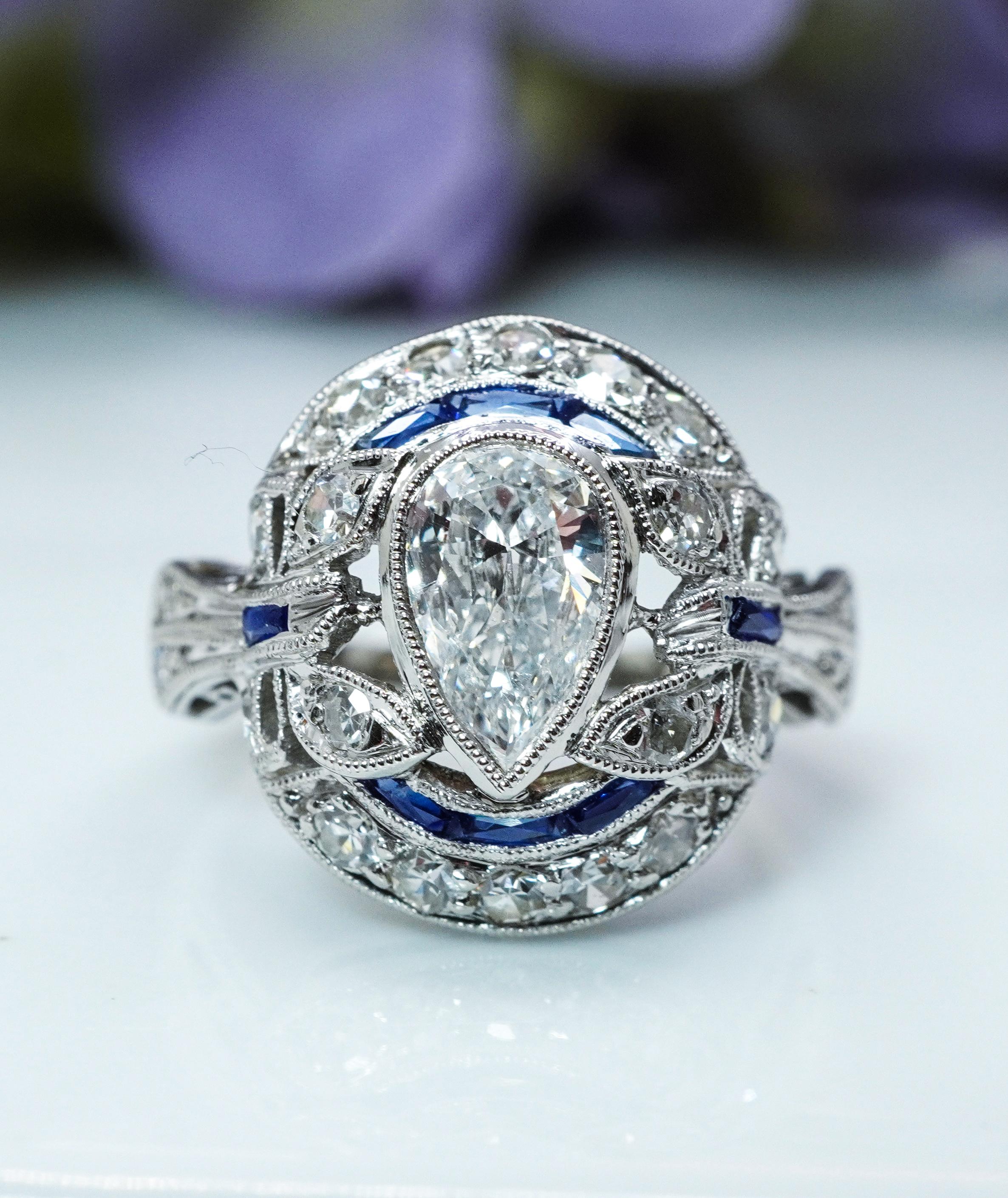   ART DECO Platinum Old European and Pear Diamond French Sapphire Butterfly Engagement Wedding Ring Estate 

Il s'agit d'une pièce exquise de bijouterie ancienne qui ne ressemble à rien de ce que vous avez pu voir auparavant.  Le glorieux diamant
