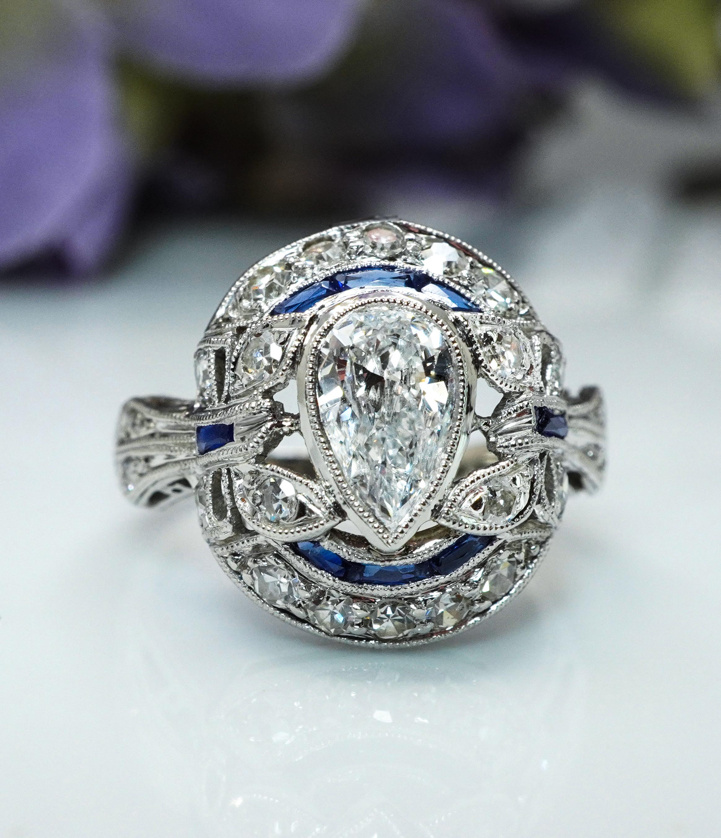 Art déco ART DECO Platine Ancienne Poire Européenne Diamant Saphir Français Bague papillon en vente