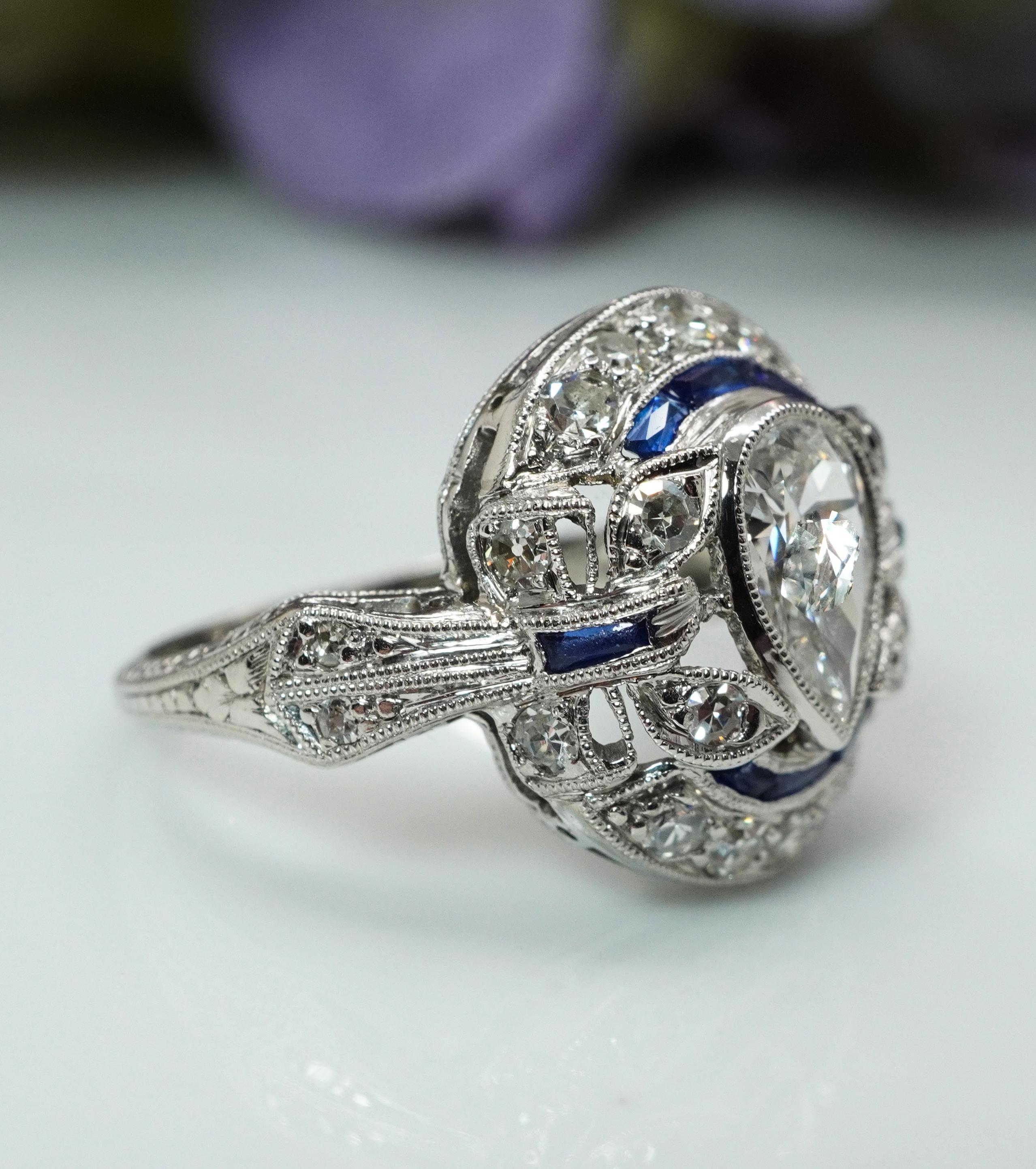 Taille poire ART DECO Platine Ancienne Poire Européenne Diamant Saphir Français Bague papillon en vente