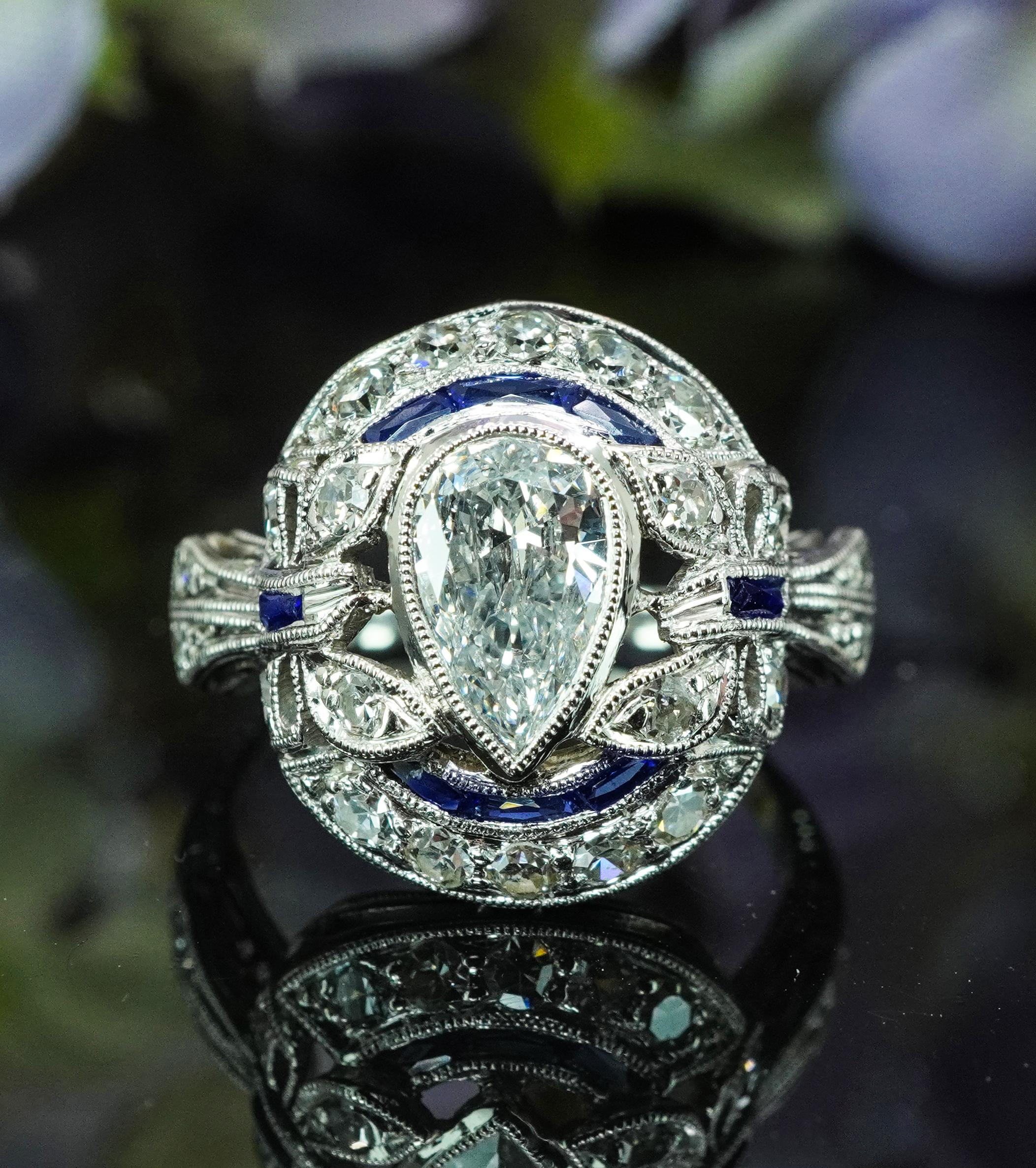 ART DECO Platine Ancienne Poire Européenne Diamant Saphir Français Bague papillon Bon état - En vente à Brambleton, US