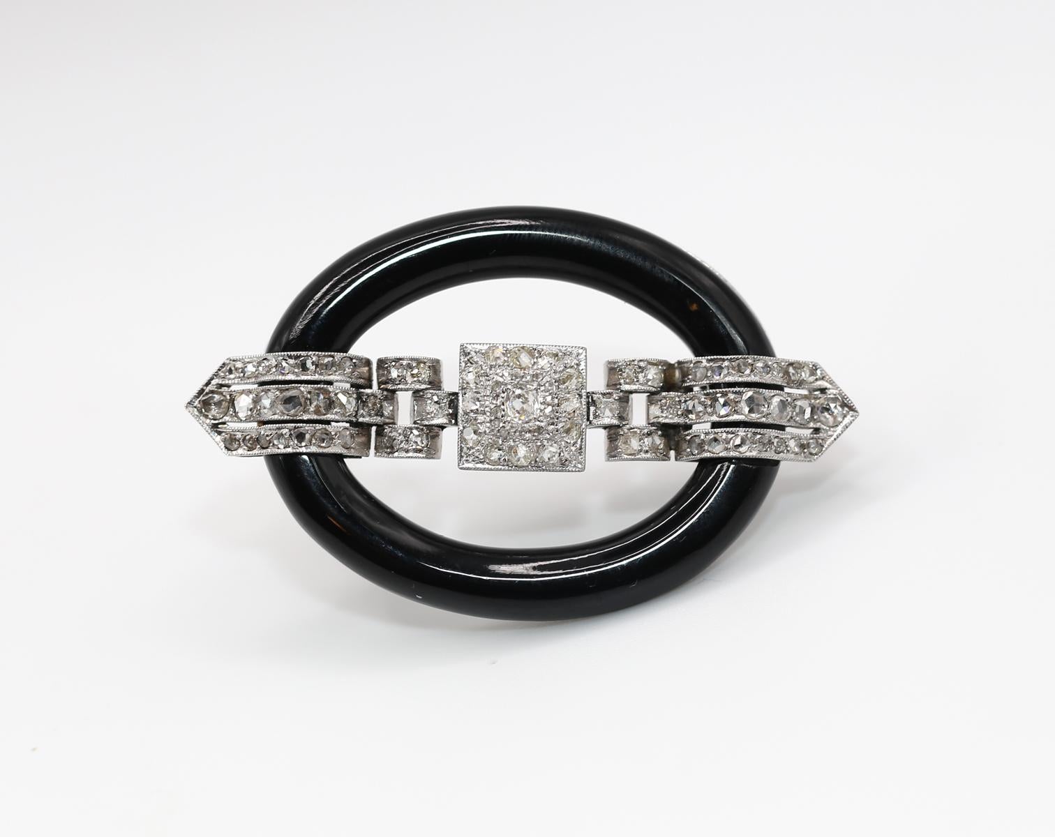 Taglio antico europeo Art Deco Platinum Onyx Diamonds Buckle Brooch, 1910 in vendita