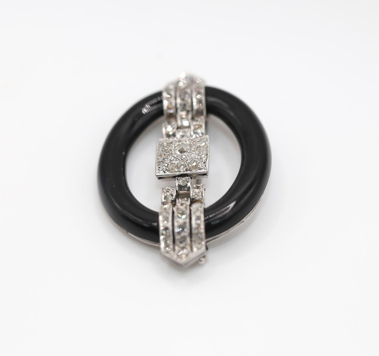da uomo o donna Art Deco Platinum Onyx Diamonds Buckle Brooch, 1910 in vendita