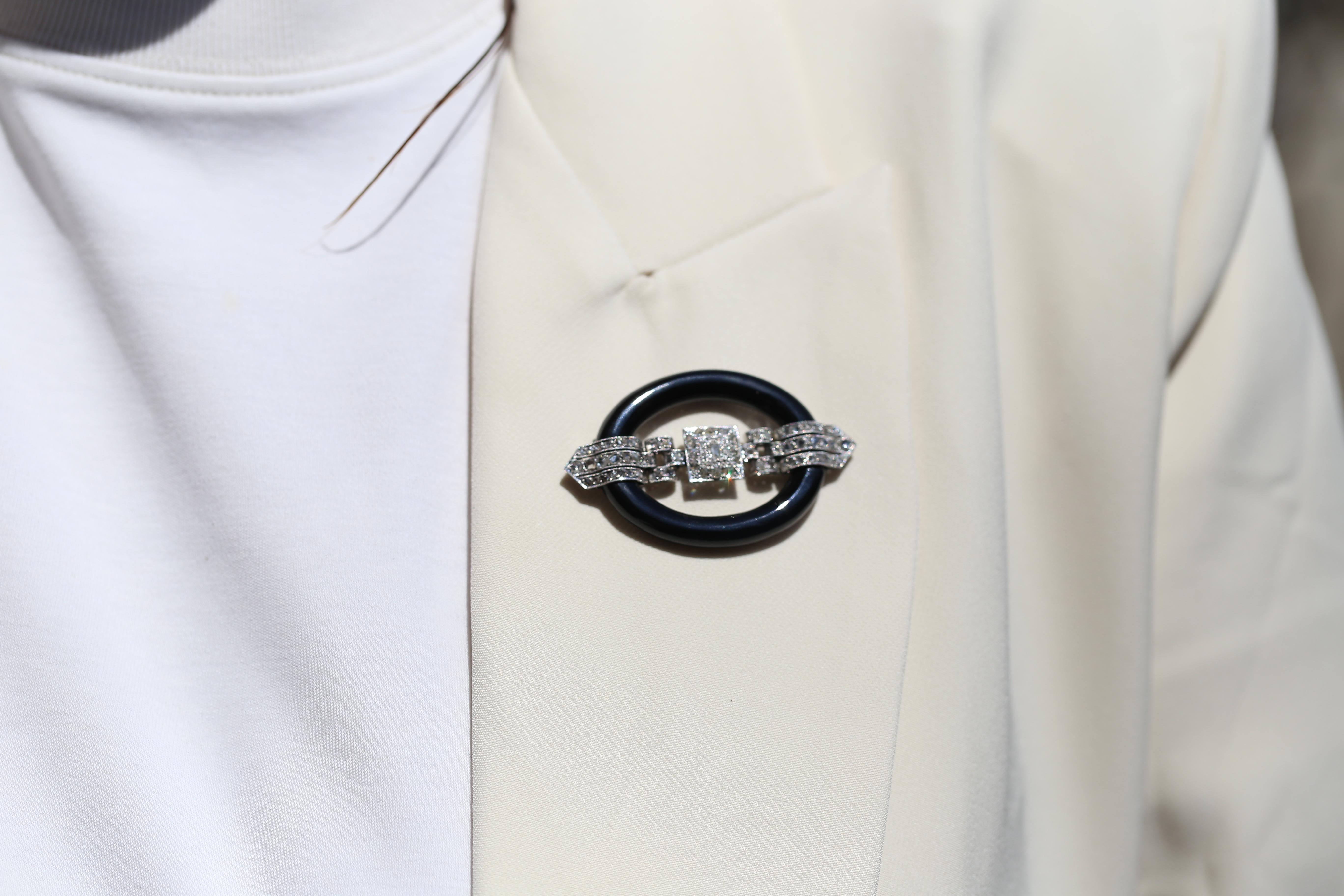 Art Deco Platinum Onyx Diamonds Buckle Brooch, 1910 in vendita 2