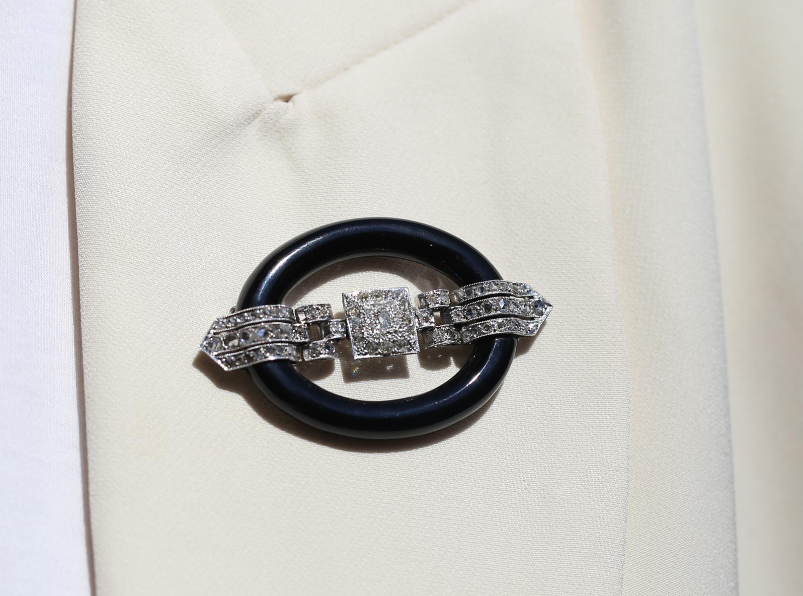 Art Deco Platinum Onyx Diamonds Buckle Brooch, 1910 in vendita 3