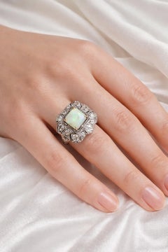 Anello da cocktail in platino Art Deco con opale e diamanti, circa anni '20, 1,27 carati