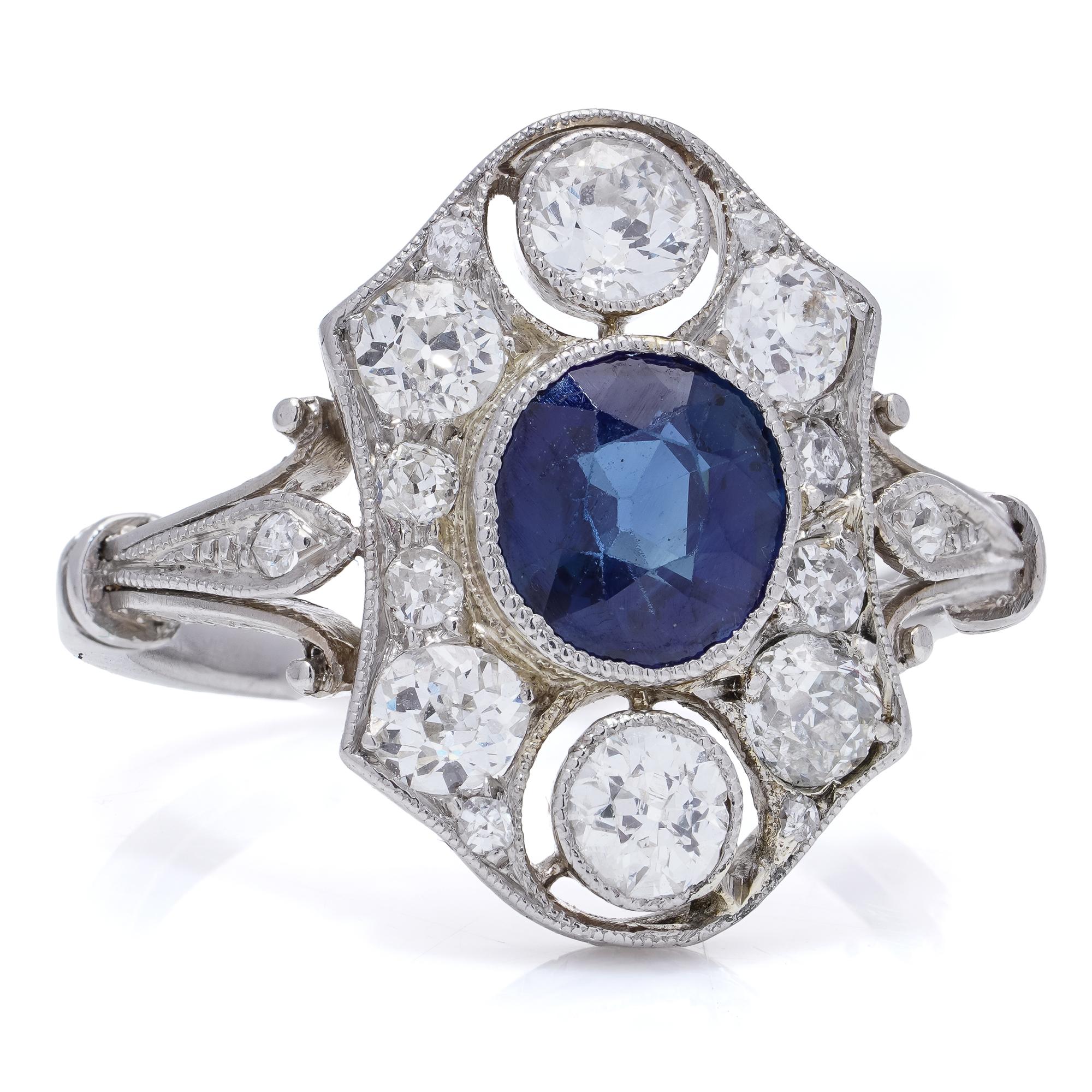 Art Déco Anello Art Deco in platino con zaffiro taglio ovale da 0,75 carati e diamanti a grappolo in vendita