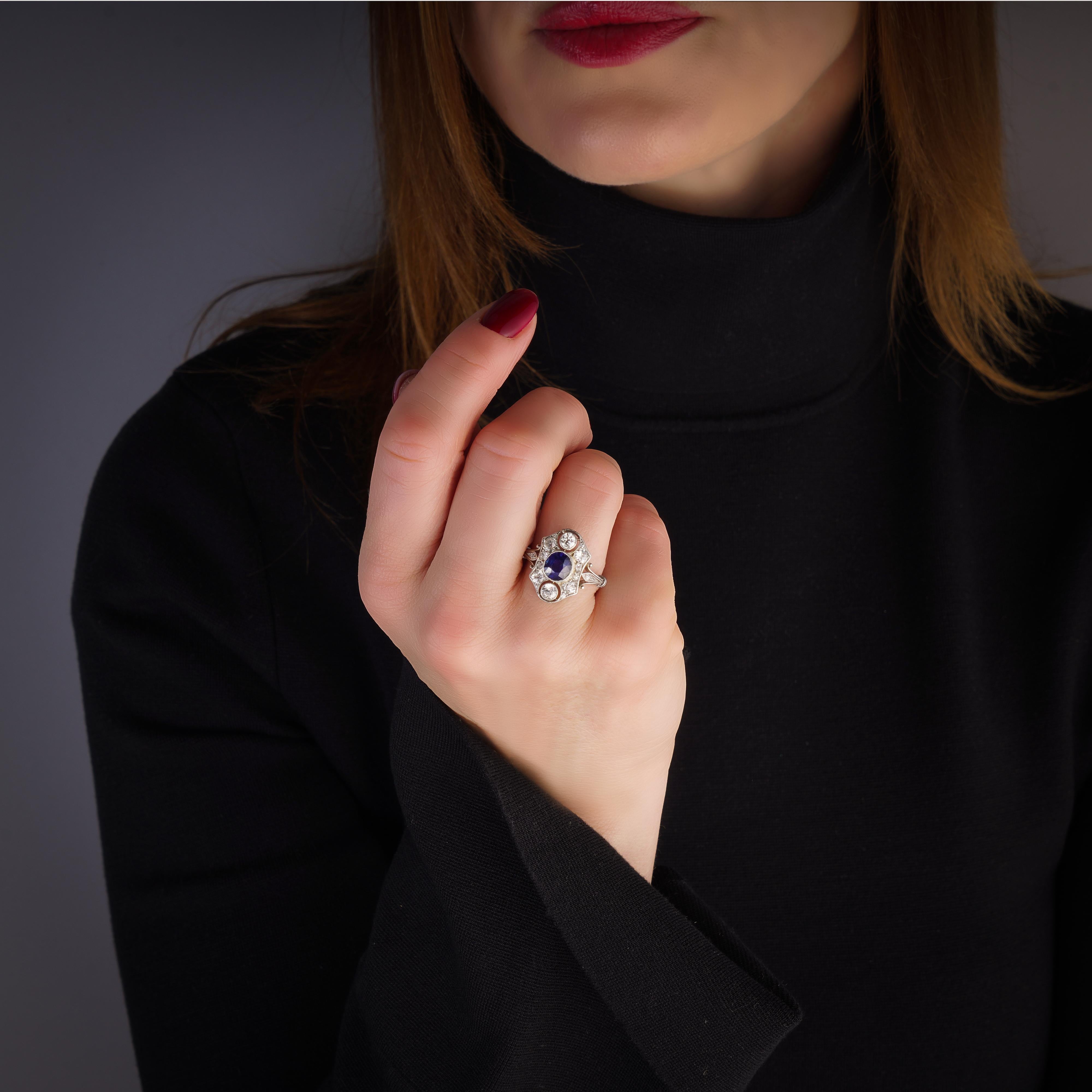 Anello Art Deco in platino con zaffiri e diamanti.
Realizzato in Francia, circa anni '20

Dimensioni -
Taglia del dito (UK) = M (US) = 6 (EU) = 52,75
Peso: 4.95 grammi

Zaffiro -
Pietra principale: 0,75 carati ( circa)
Taglio: Ovale
Il trattamento