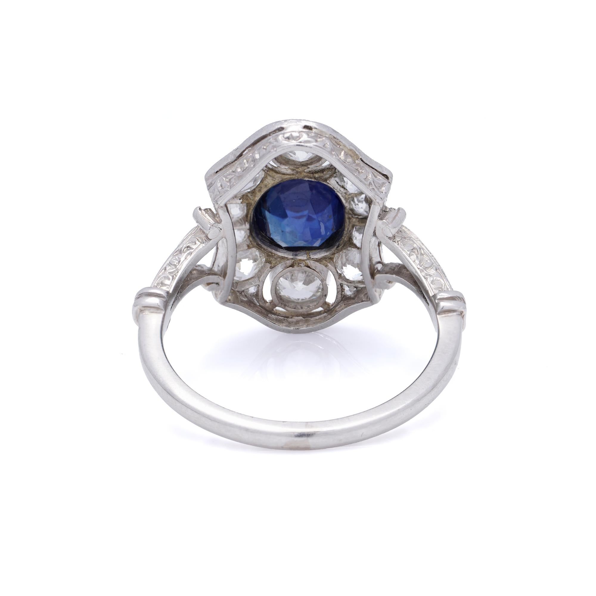 Taglio ovale Anello Art Deco in platino con zaffiro taglio ovale da 0,75 carati e diamanti a grappolo in vendita