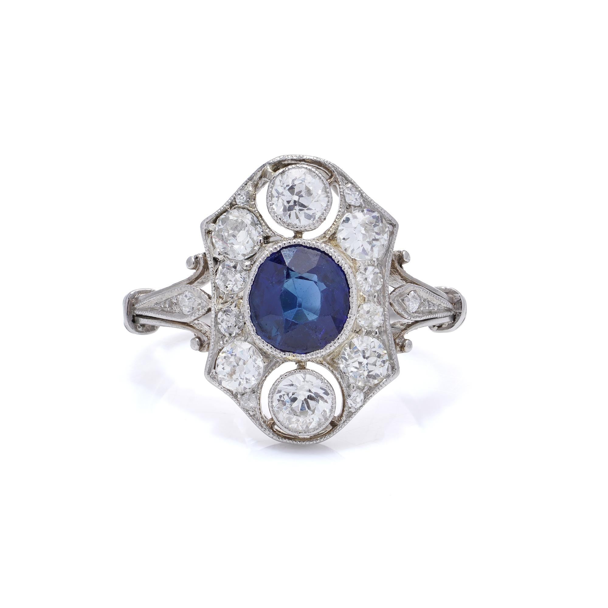 Anello Art Deco in platino con zaffiro taglio ovale da 0,75 carati e diamanti a grappolo In condizioni buone in vendita a Braintree, GB