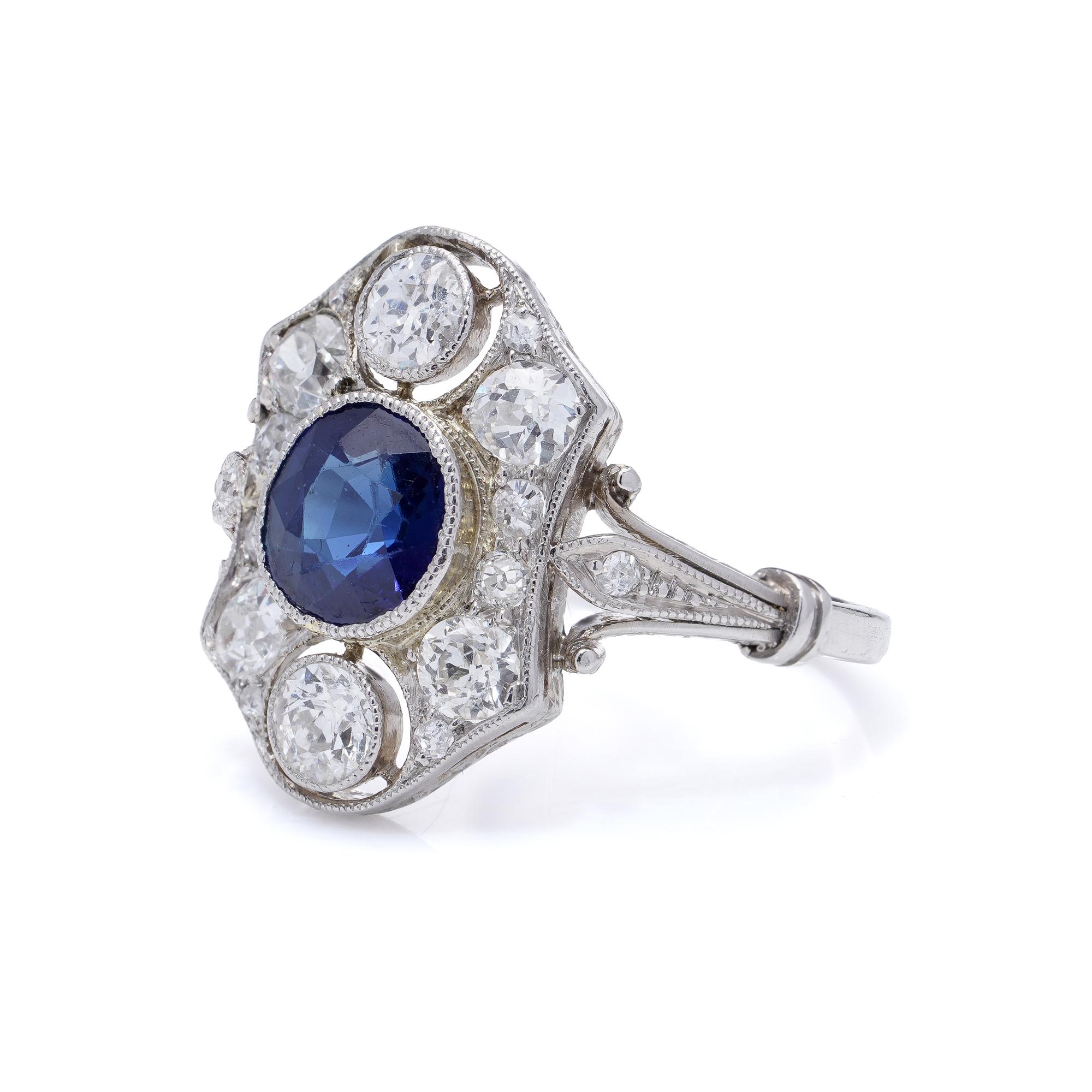Donna Anello Art Deco in platino con zaffiro taglio ovale da 0,75 carati e diamanti a grappolo in vendita