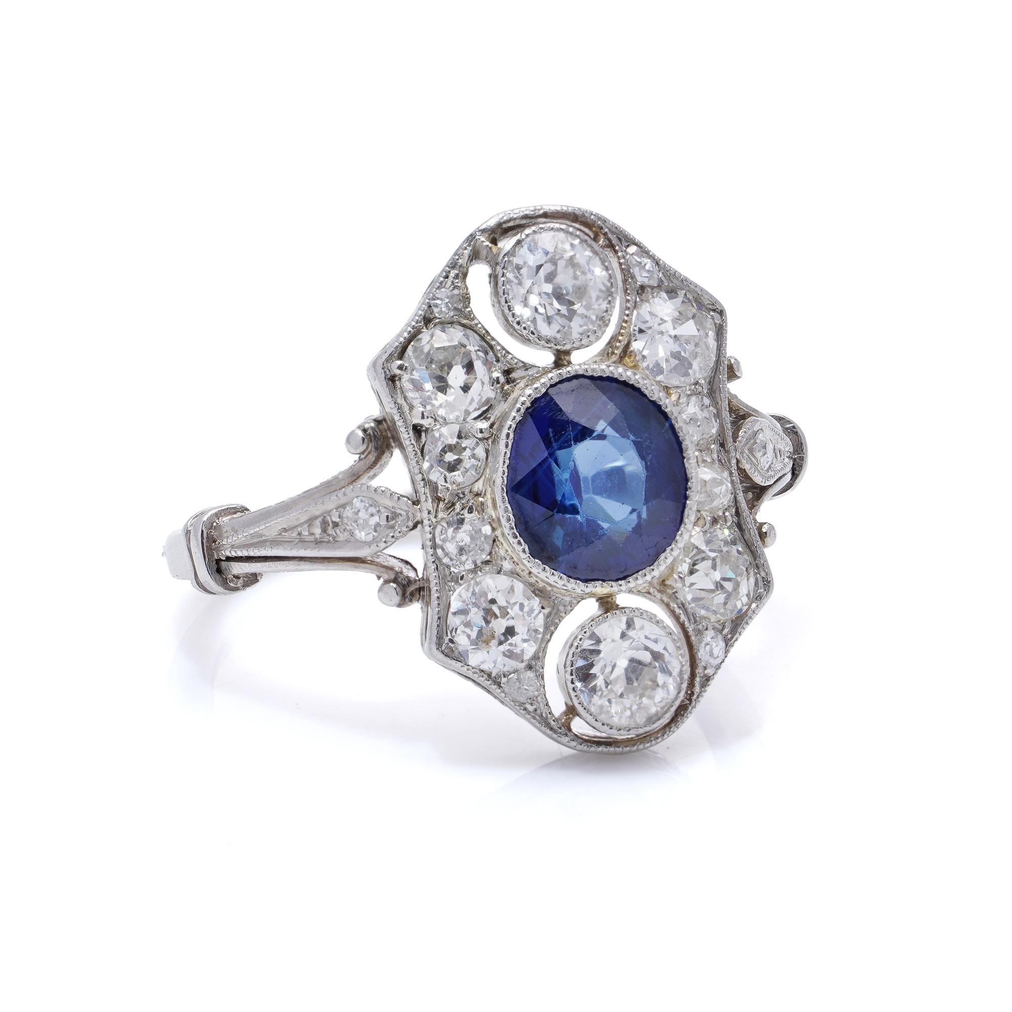 Anello Art Deco in platino con zaffiro taglio ovale da 0,75 carati e diamanti a grappolo in vendita 1