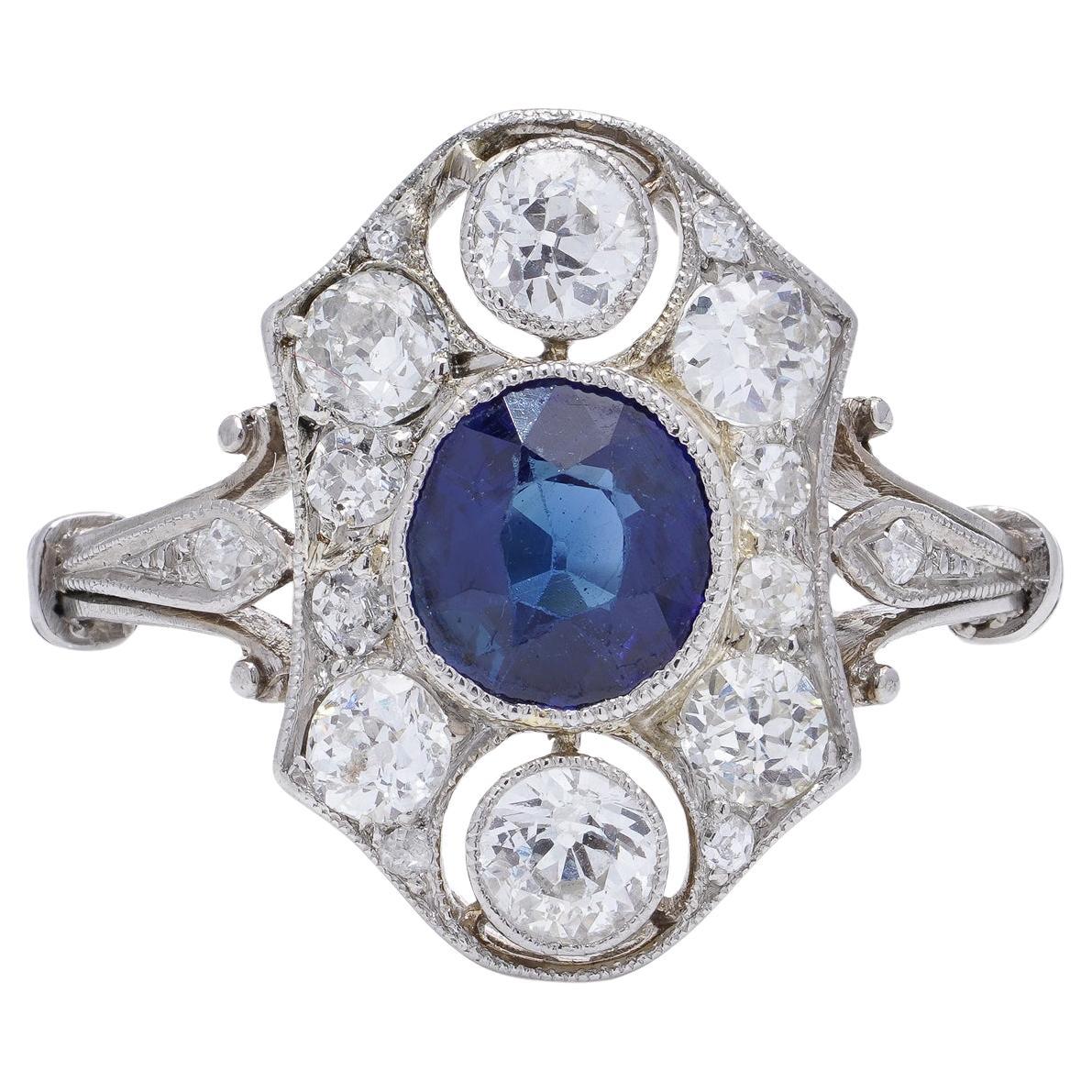 Anillo en racimo de diamantes y zafiro talla oval Art Decó en platino de 0,75 cts.