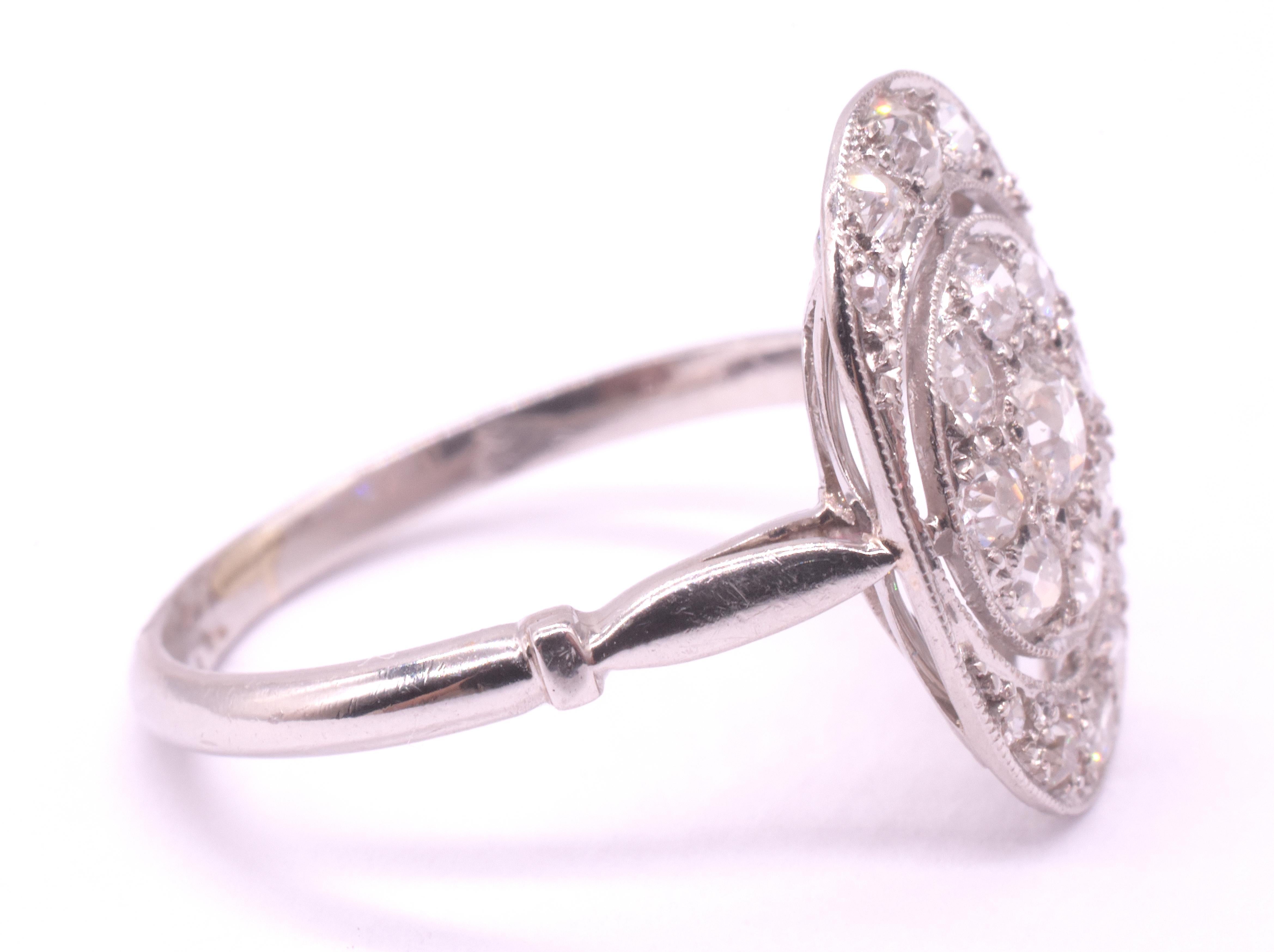 Anello Art Deco in platino con diamante ovale a grappolo e lavorazione aperta sulla corona in vendita 4