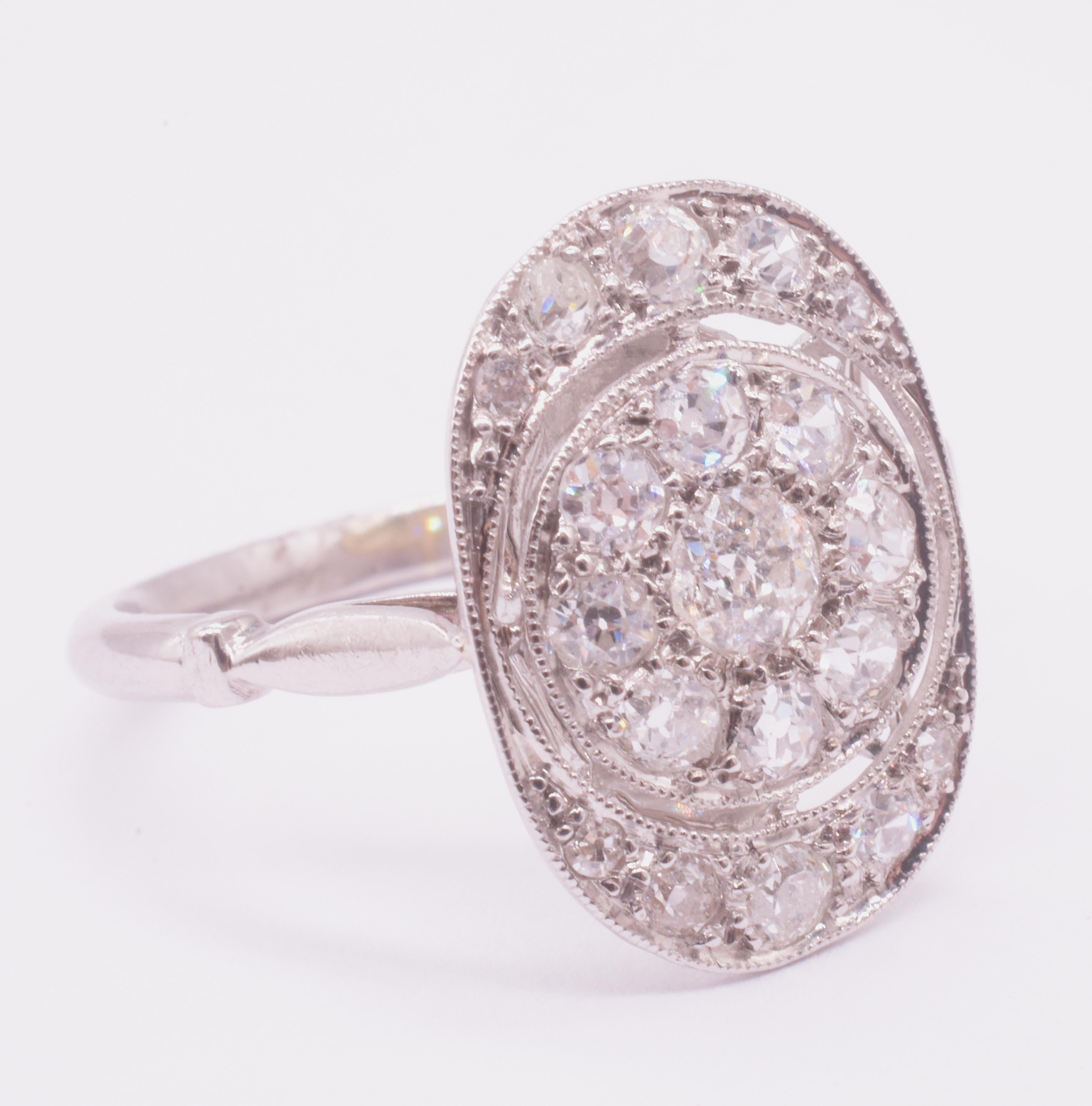 Anello Art Deco in platino con diamante ovale a grappolo e lavorazione aperta sulla corona in vendita 5