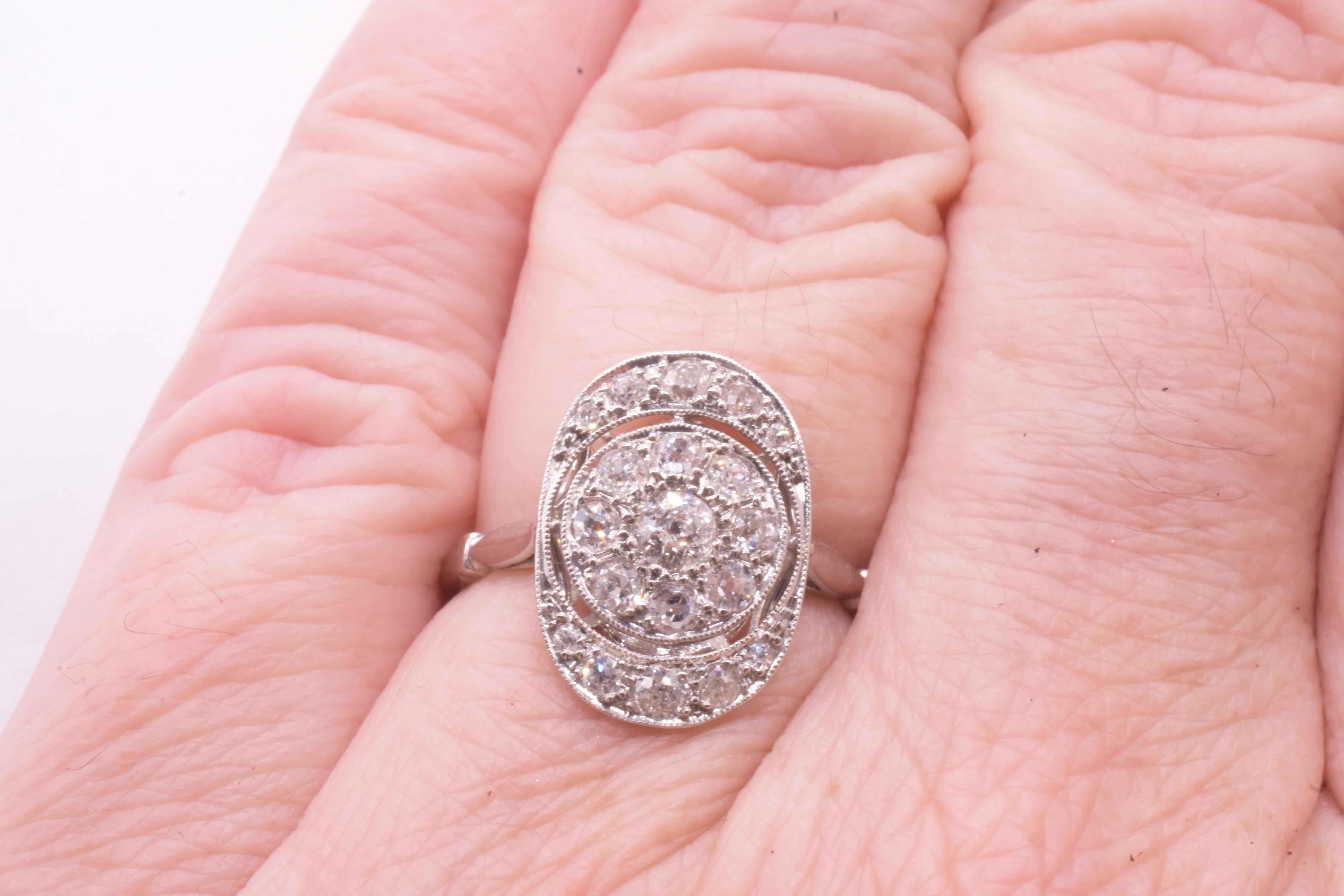 Anello Art Deco in platino con diamante ovale a grappolo e lavorazione aperta sulla corona in vendita 6