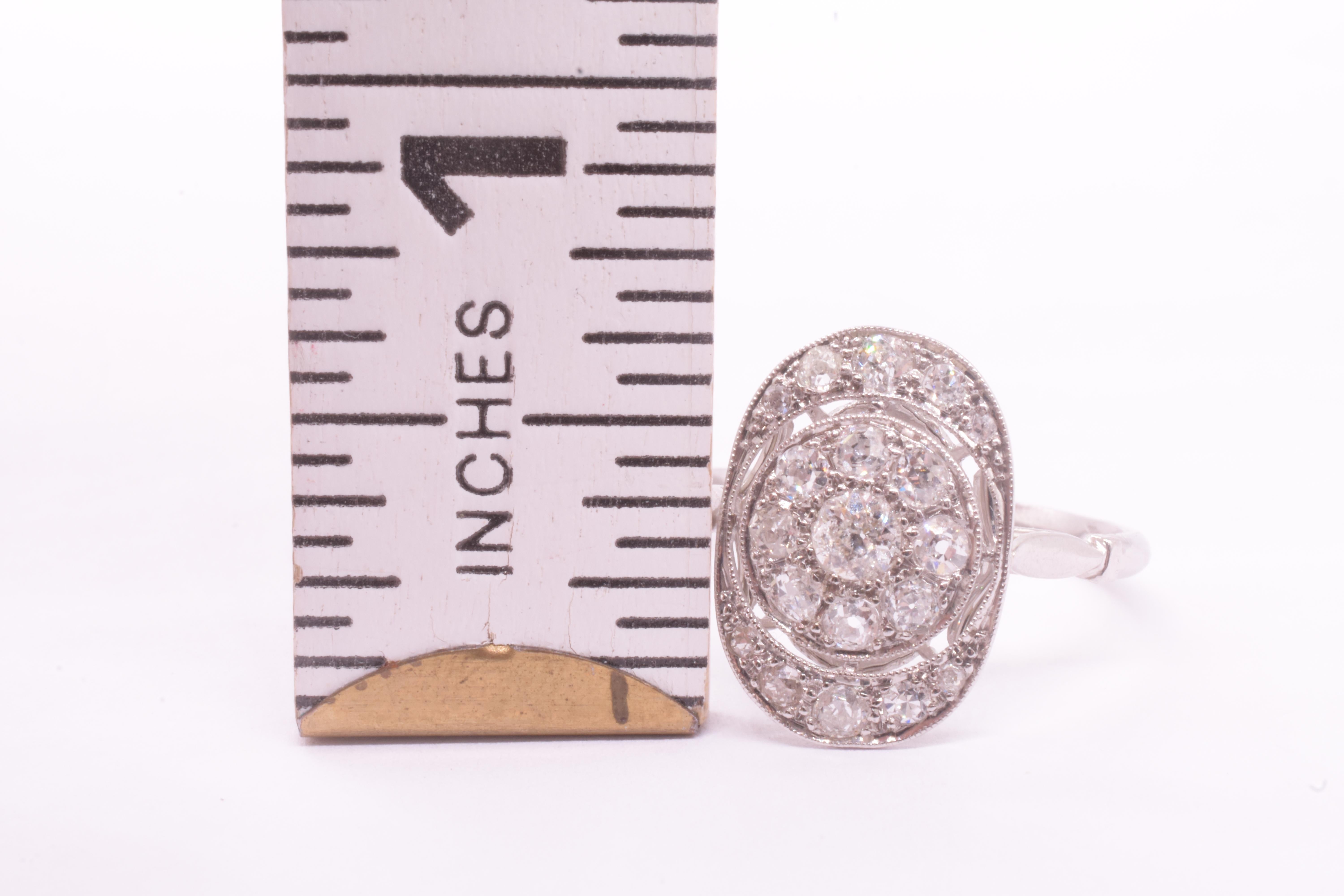 Anello Art Deco in platino con diamante ovale a grappolo e lavorazione aperta sulla corona in vendita 7