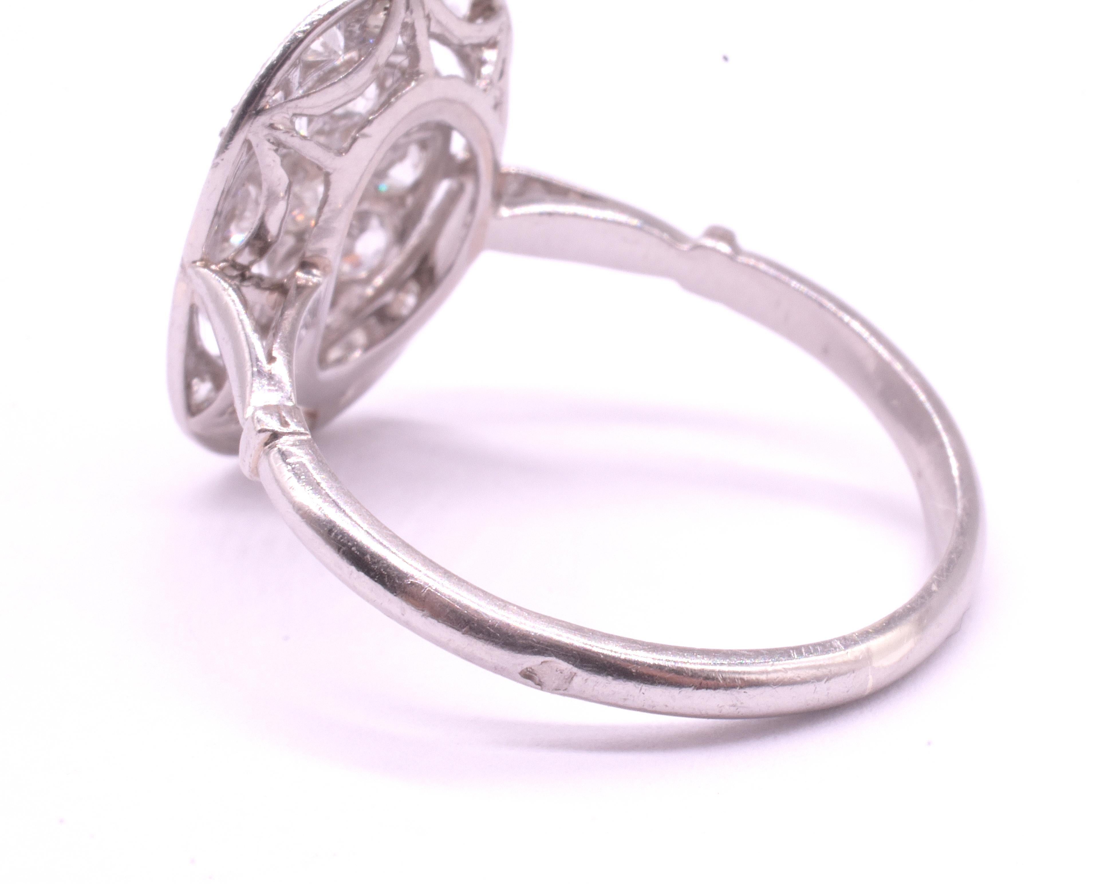 Anello Art Deco in platino con diamante ovale a grappolo e lavorazione aperta sulla corona in vendita 9