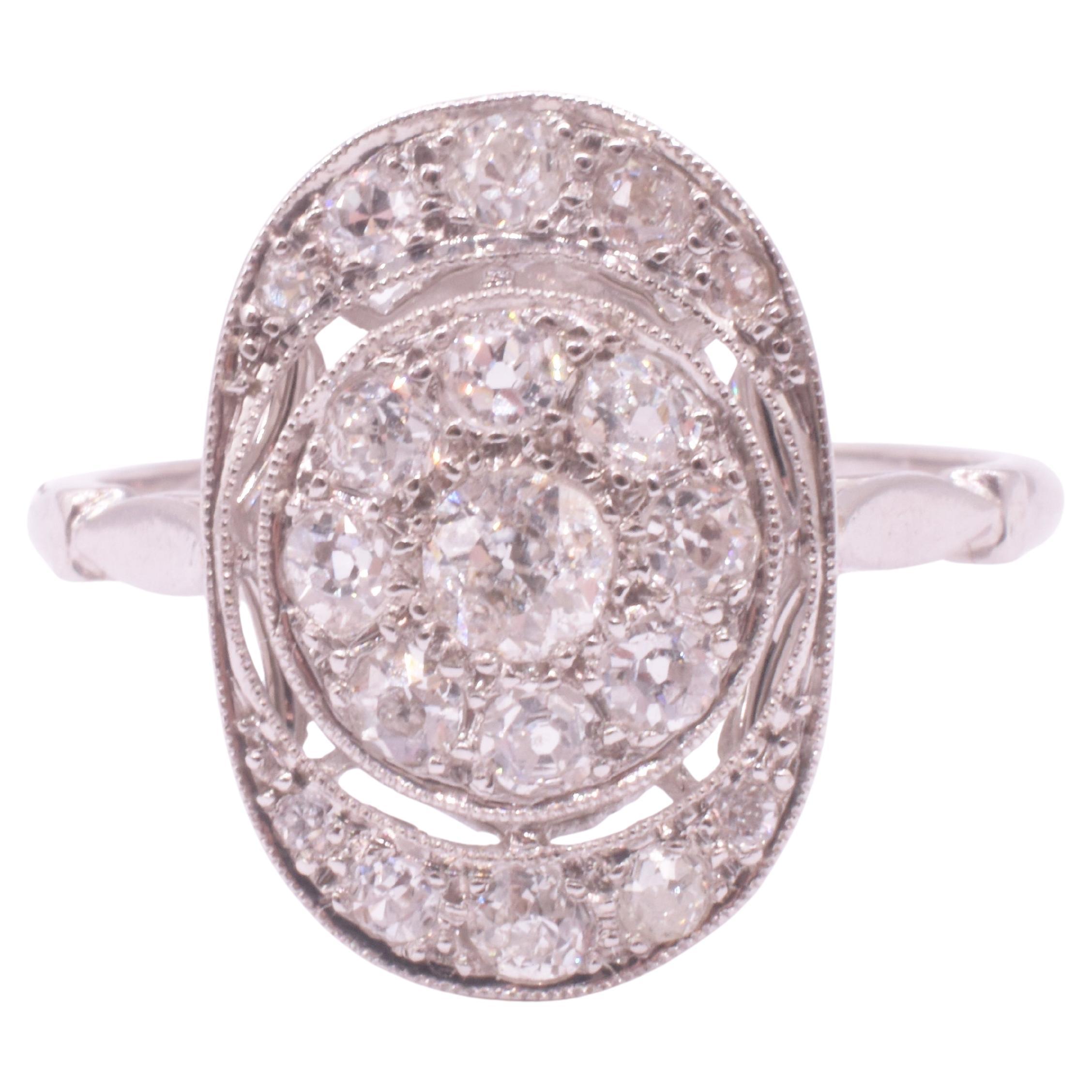 Art Déco Anello Art Deco in platino con diamante ovale a grappolo e lavorazione aperta sulla corona in vendita
