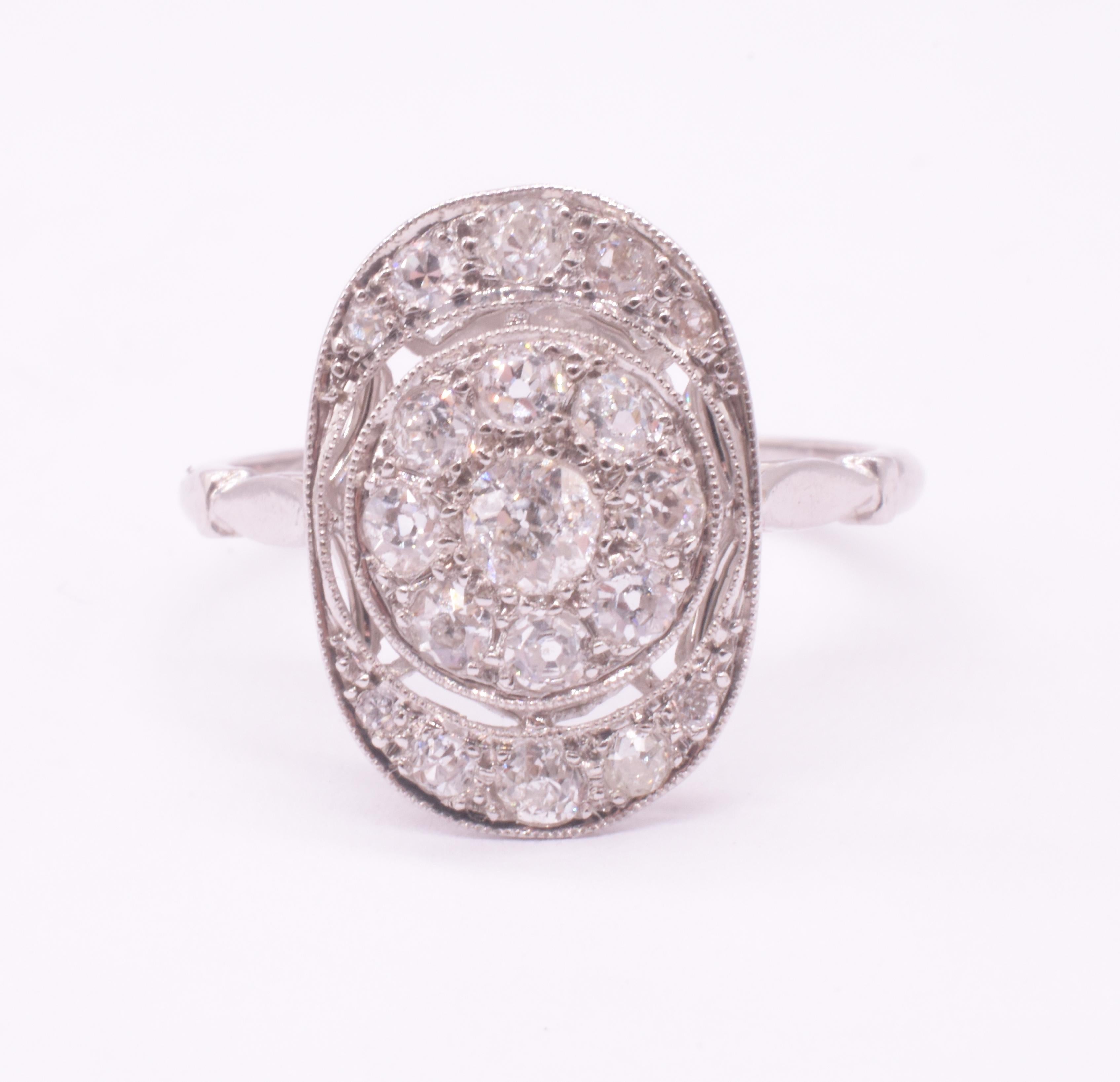Anello Art Deco in platino con diamante ovale a grappolo e lavorazione aperta sulla corona In condizioni ottime in vendita a Baltimore, MD