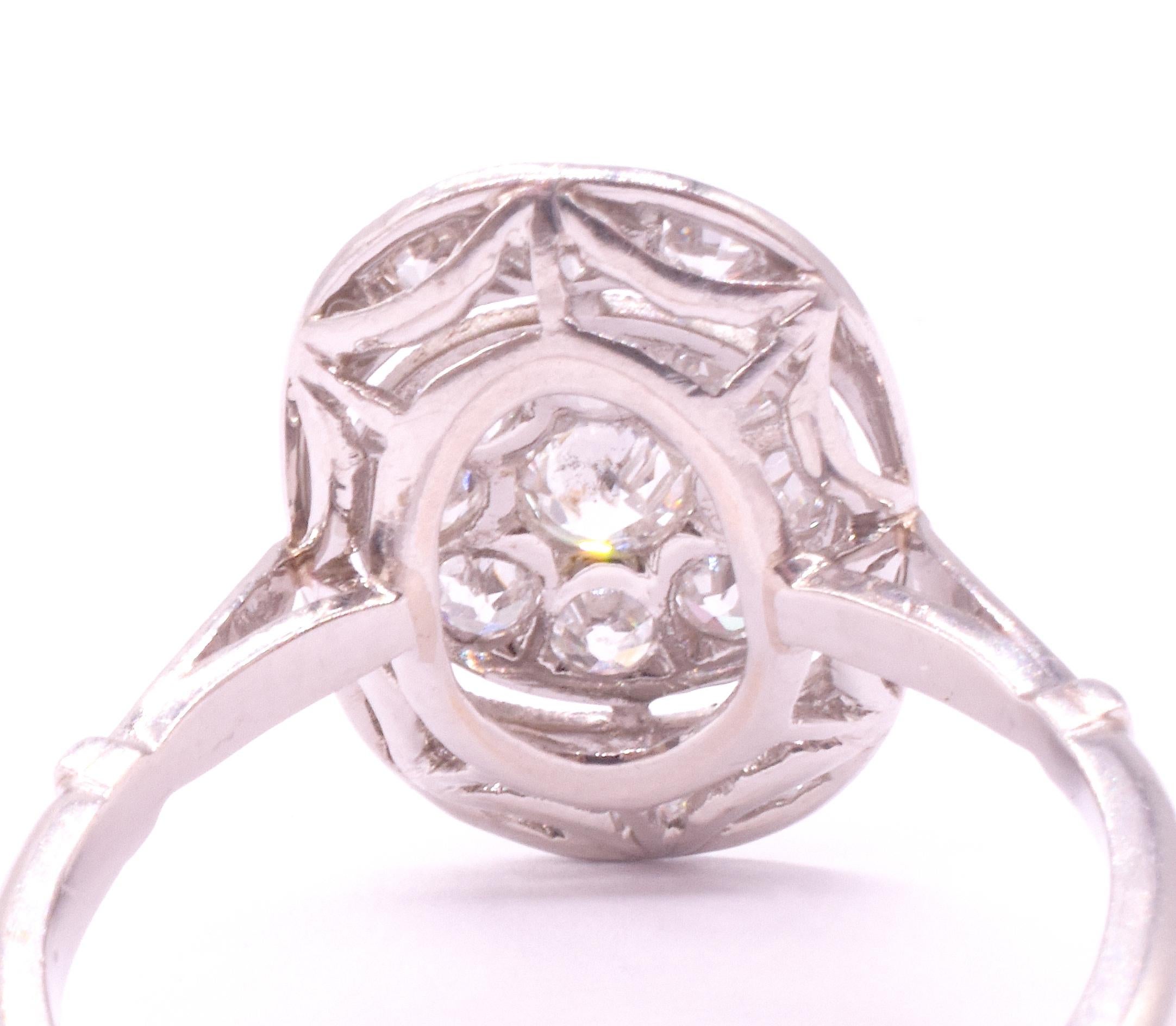 Anello Art Deco in platino con diamante ovale a grappolo e lavorazione aperta sulla corona in vendita 1