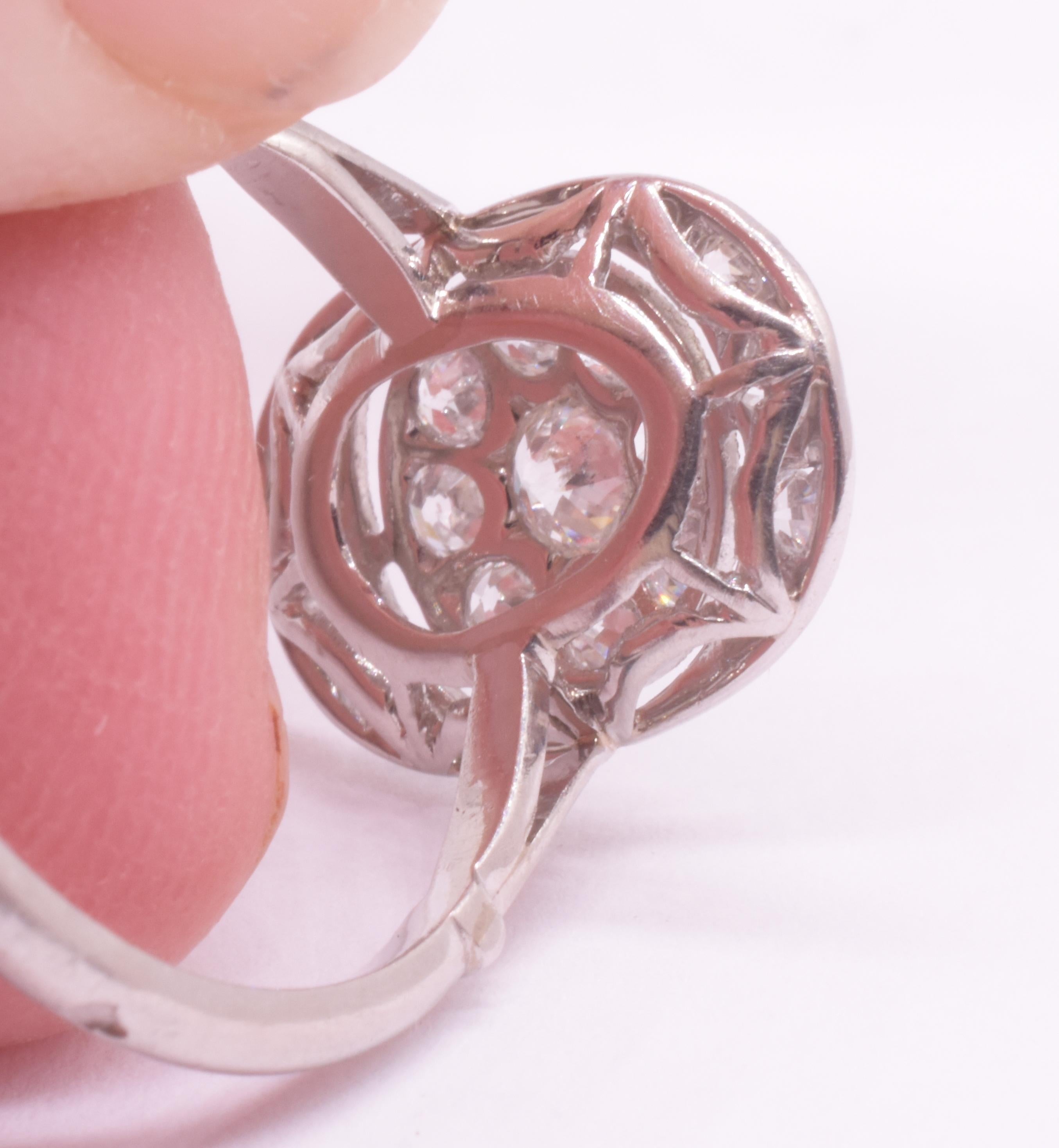 Anello Art Deco in platino con diamante ovale a grappolo e lavorazione aperta sulla corona in vendita 2