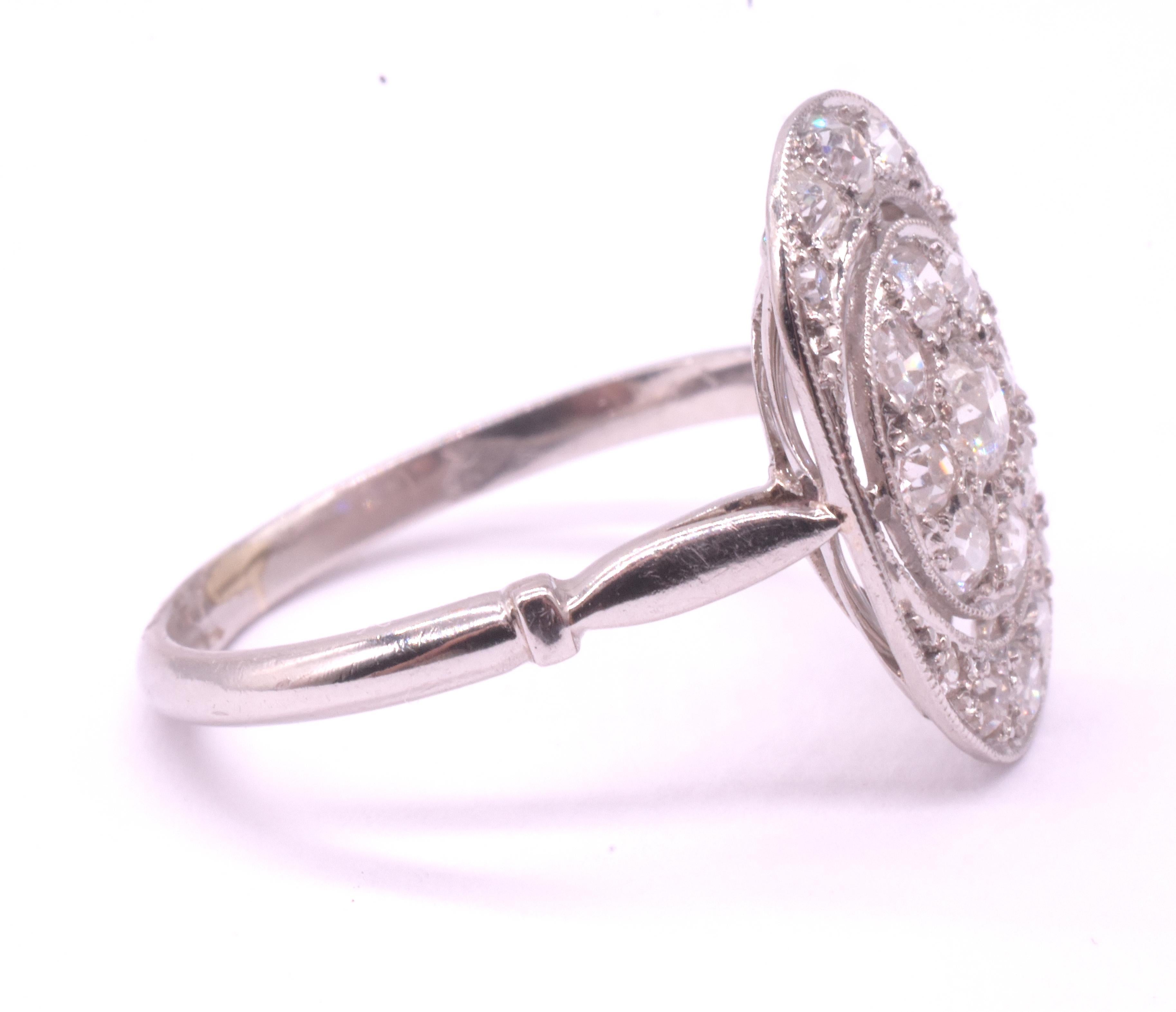 Anello Art Deco in platino con diamante ovale a grappolo e lavorazione aperta sulla corona in vendita 3