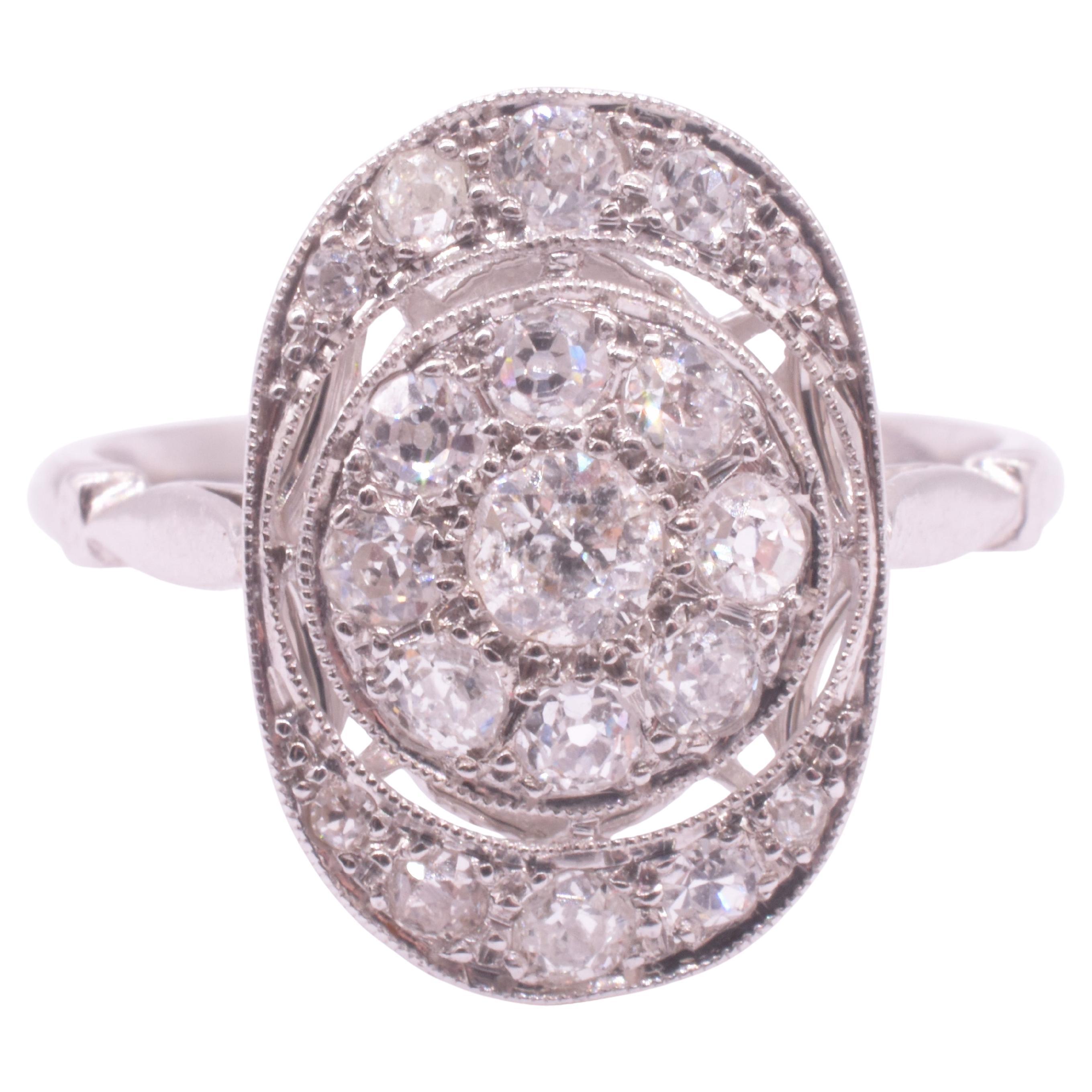 Anello Art Deco in platino con diamante ovale a grappolo e lavorazione aperta sulla corona in vendita