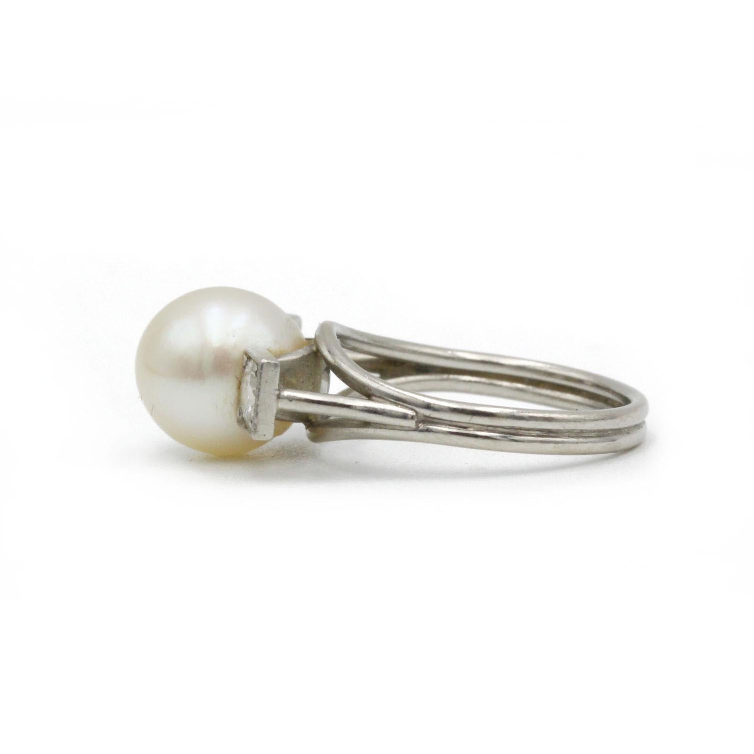 Questo squisito anello Art Deco, realizzato in platino 950‰, è incentrato su una luminosa perla coltivata incorniciata da due scintillanti diamanti taglio vecchio Europa per un totale di circa 0,50 carati. La morbida iridescenza della perla è