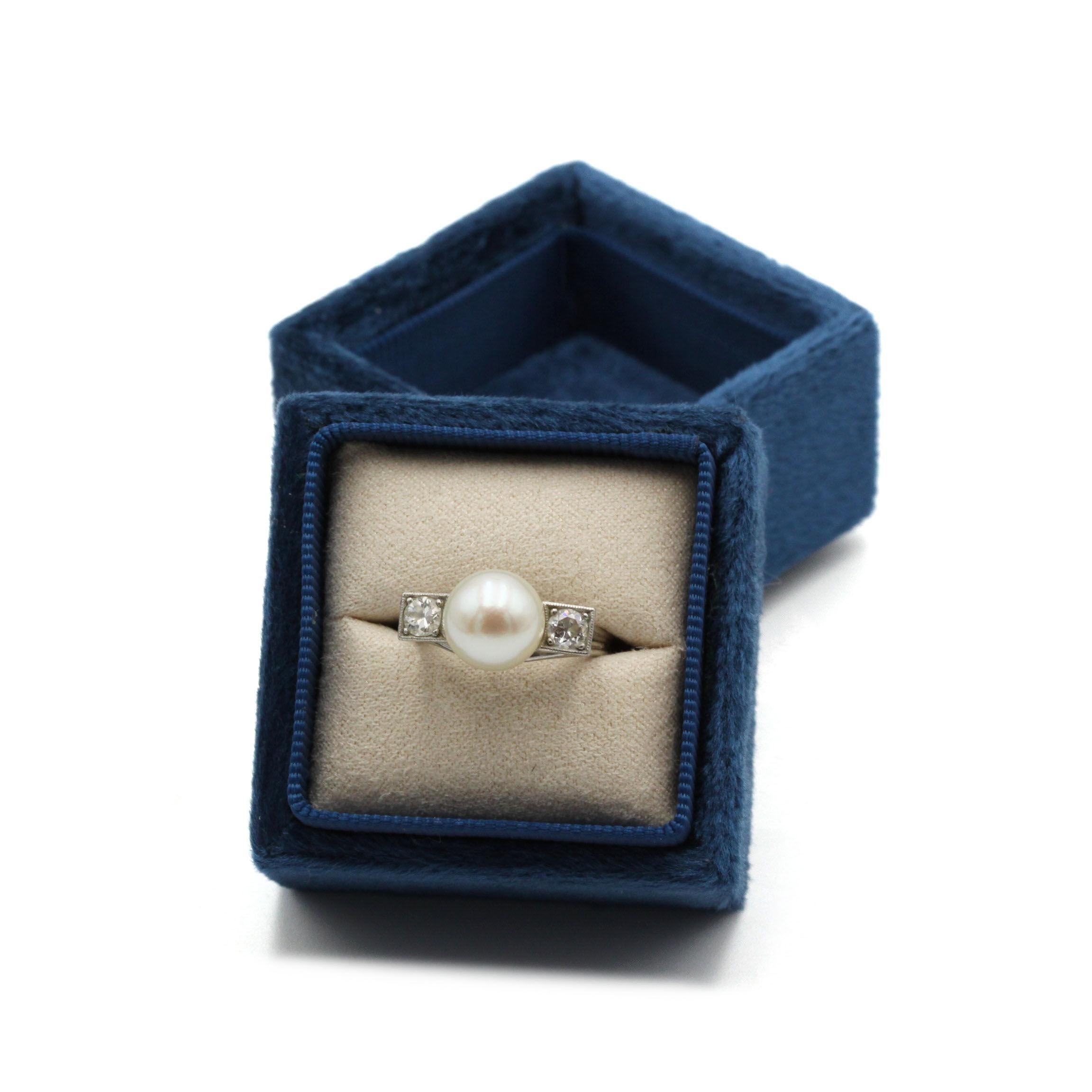 Taglio antico europeo Anello Art Deco in platino con perle e diamanti, 1920-1930 circa in vendita