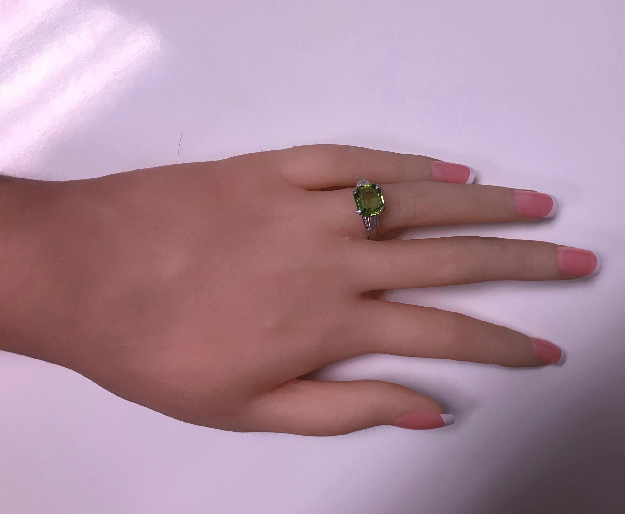 Art Deco Platinum Peridot Diamond Ring, circa 1920 In Good Condition In Toronto, ON