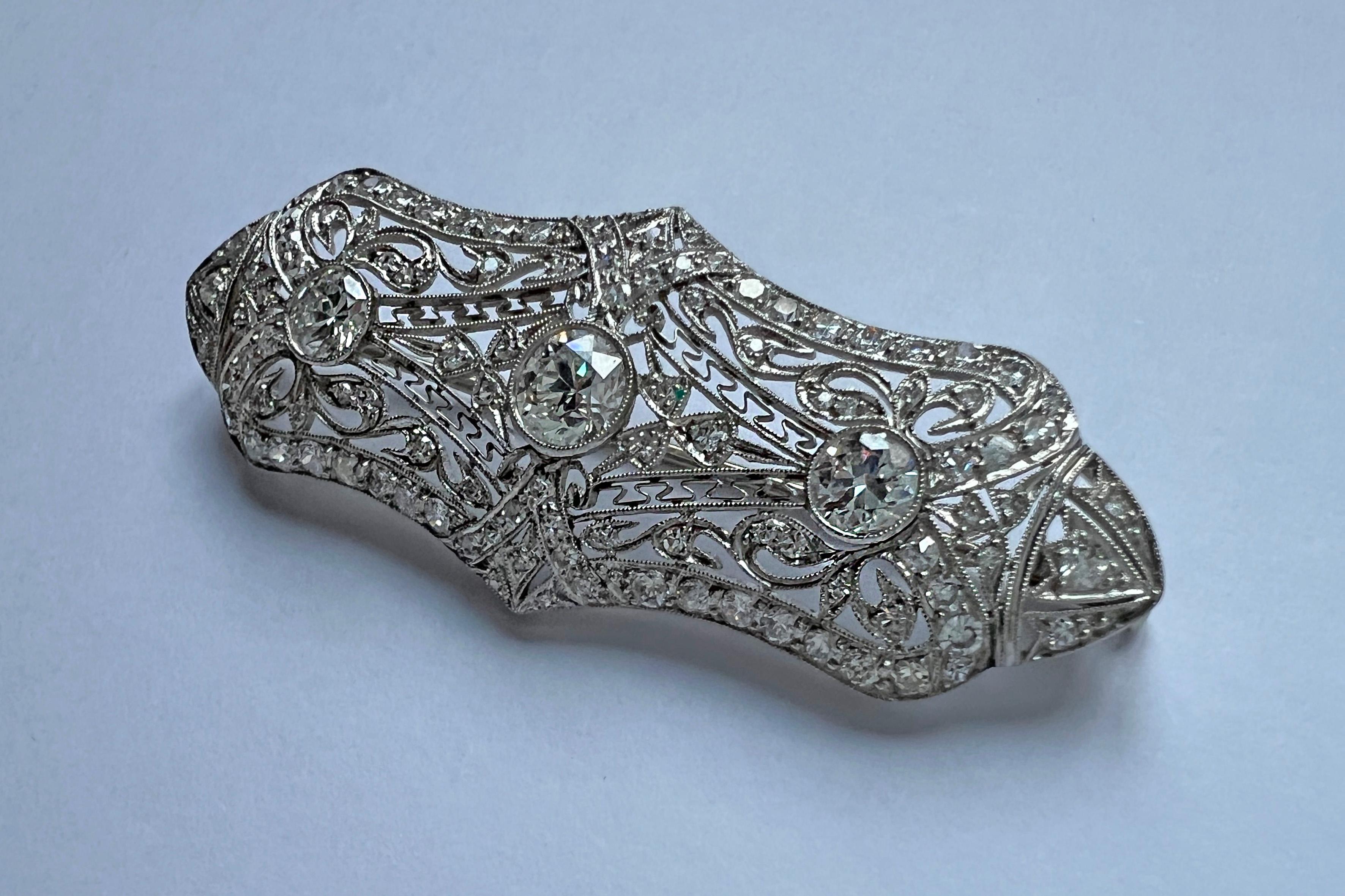 Art Deco Platinum plaque Brooch with old-cut and huit-huit cut diamonds  In Excellent Condition For Sale In Milano, IT