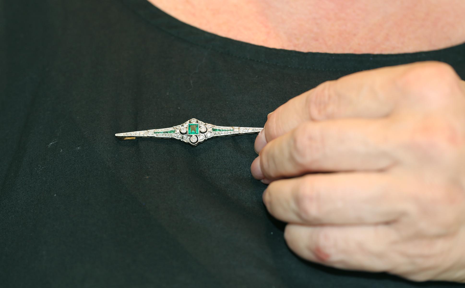 Art Déco Platino Princesa Esmeraldas Diamantes Broche, 1920 en venta 4