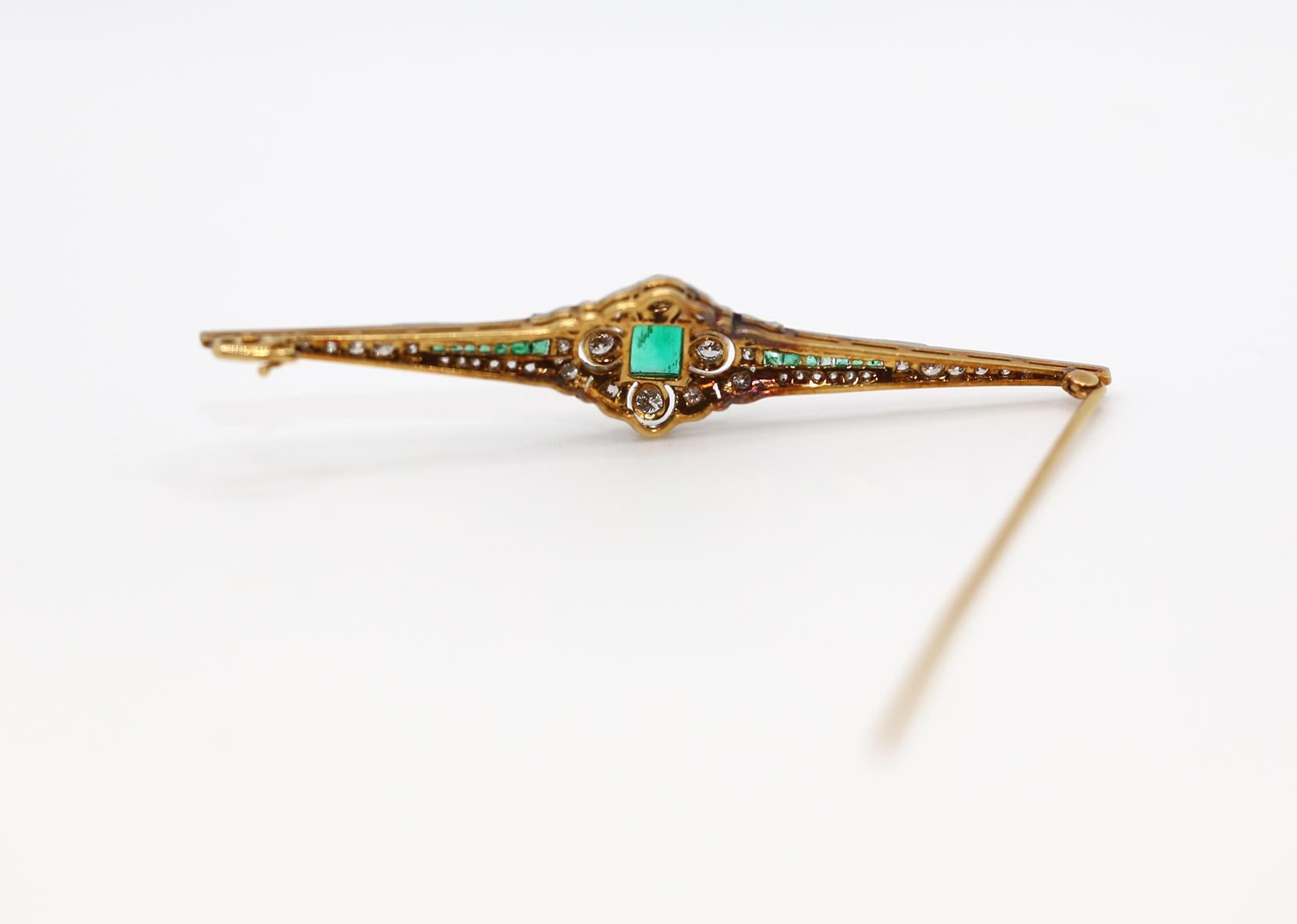 Princess Cut Art Deco Platinum Princess Emeralds Diamonds Brooch, 1920 For Sale