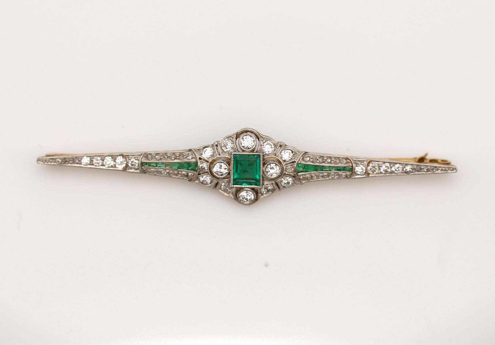 Art Deco Platinum Princess Emeralds Diamonds Brooch, 1920 In Good Condition For Sale In Herzelia, Tel Aviv