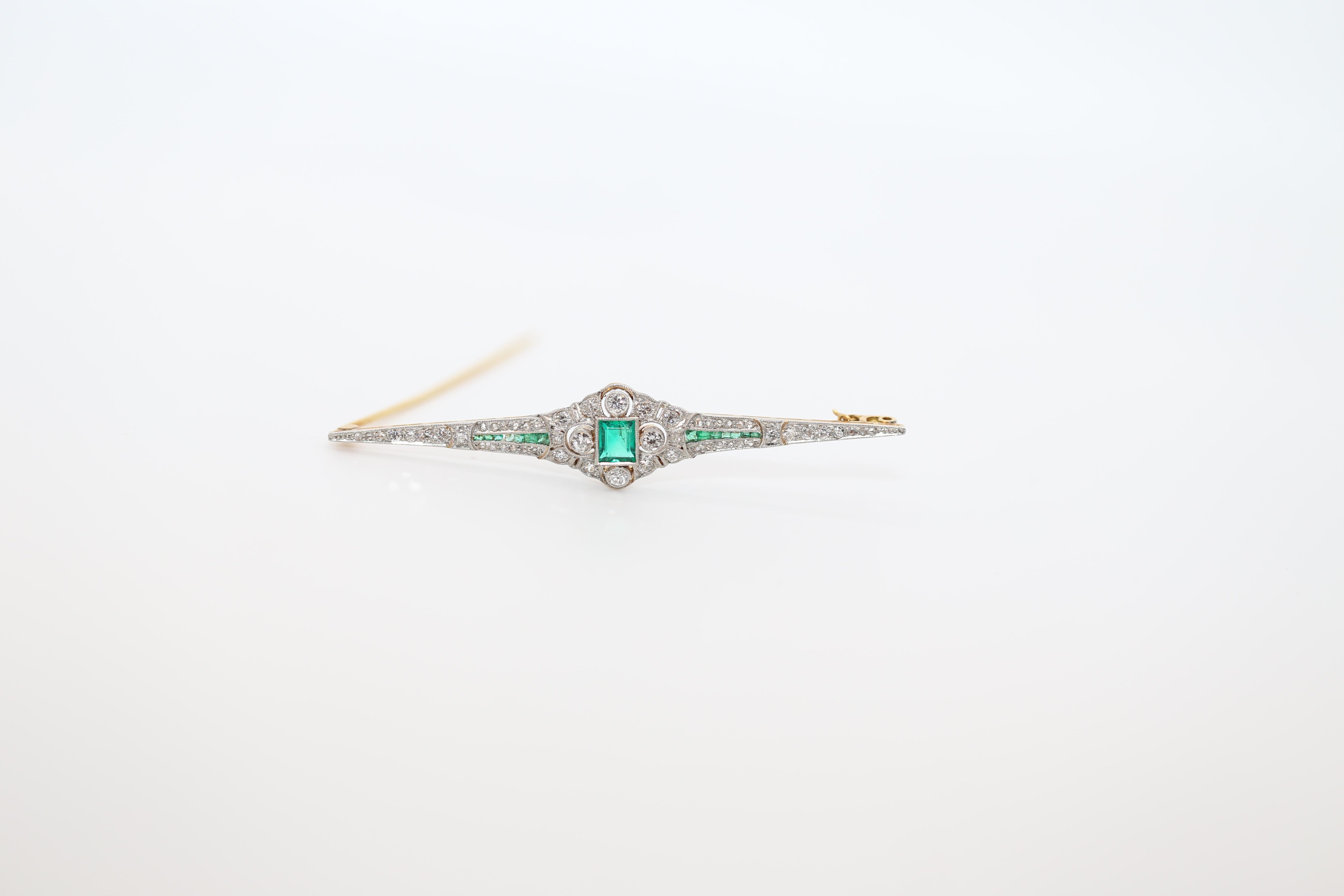 Women's or Men's Art Deco Platinum Princess Emeralds Diamonds Brooch, 1920 For Sale
