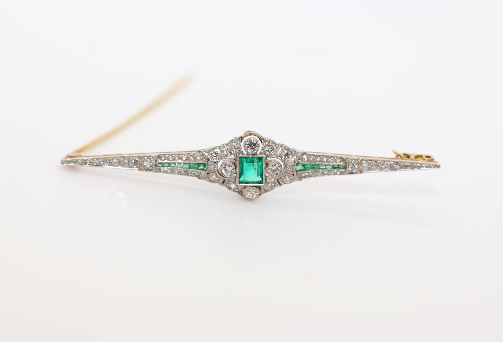 Art Deco Platinum Princess Emeralds Diamonds Brooch, 1920 For Sale 1