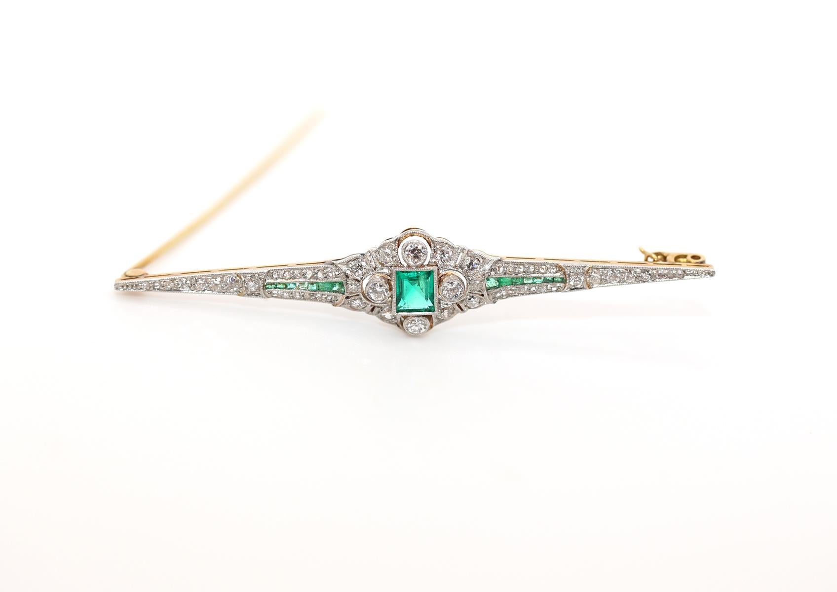 Art Deco Platinum Princess Emeralds Diamonds Brooch, 1920 For Sale 2
