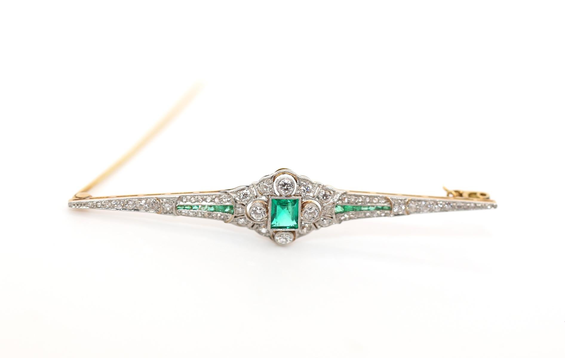 Art Deco Platinum Princess Emeralds Diamonds Brooch, 1920 For Sale 3