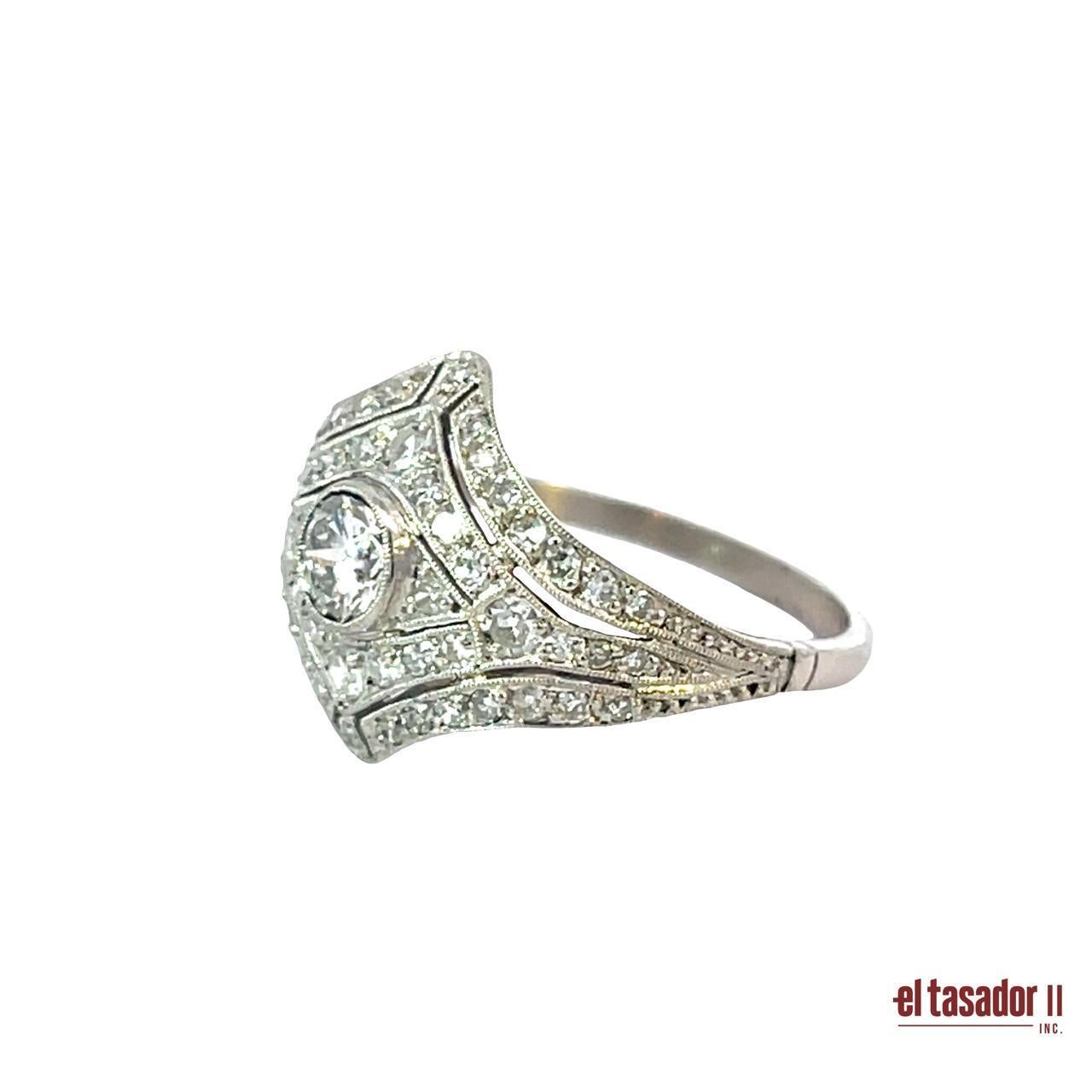 Taglio brillante Anello Art Deco in platino con diamante centrale da 0,38 carati e accenti di diamante in vendita