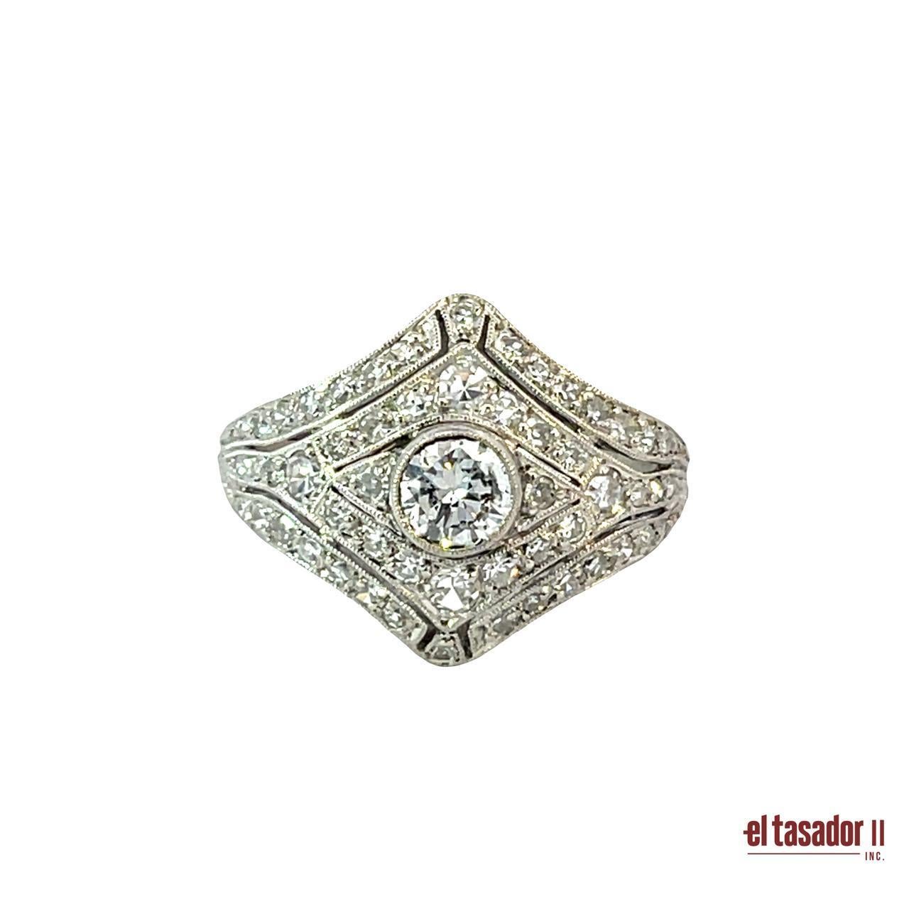 Anello Art Deco in platino con diamante centrale da 0,38 carati e accenti di diamante In condizioni Nuovo in vendita a Aventura, FL