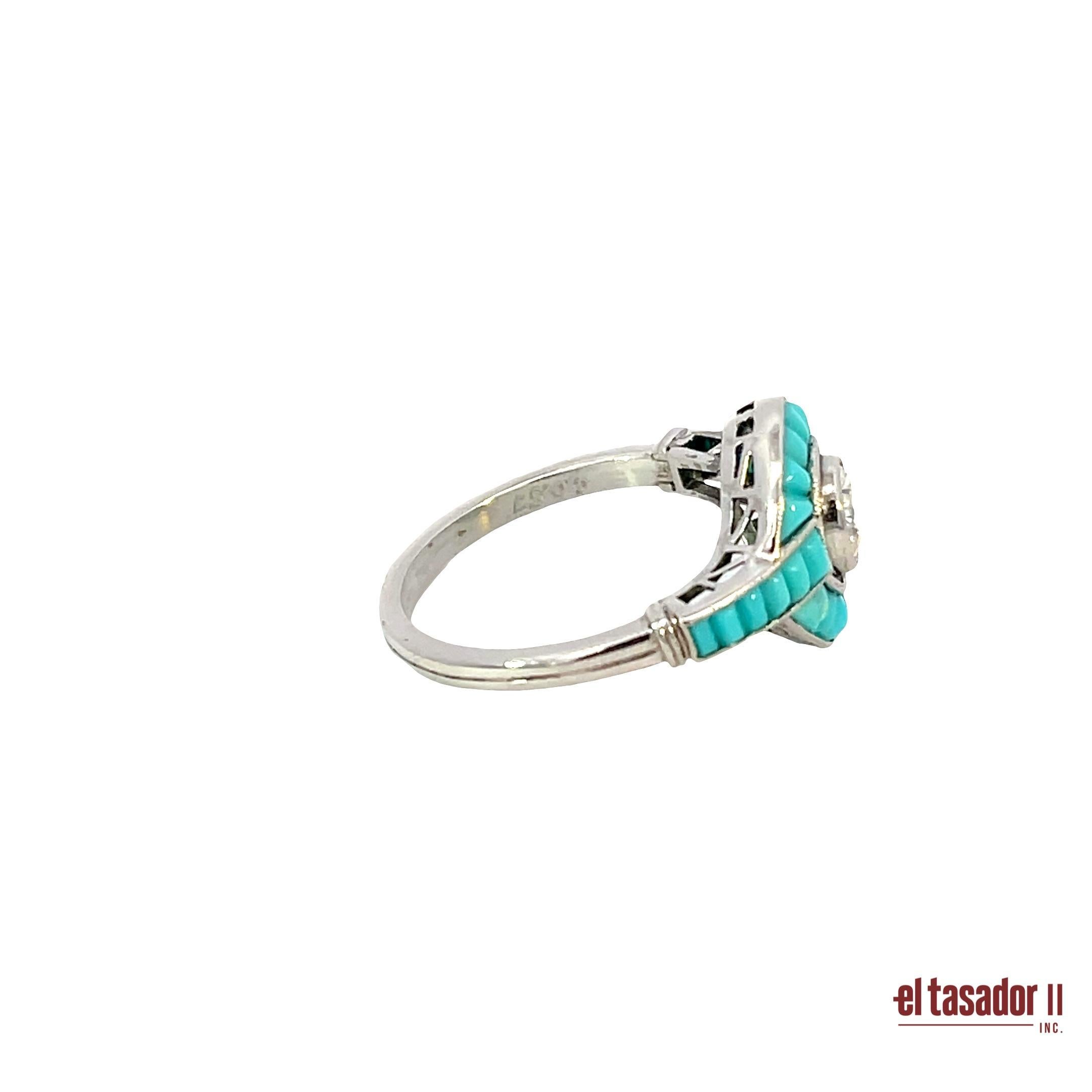 Questo sorprendente anello Art Deco in platino (5 grammi) presenta un diamante taglio brillante di 0,51 carati incastonato al centro, impreziosito da un esclusivo contorno di turchesi taglio calibré. Il turchese vibrante crea un contrasto audace con
