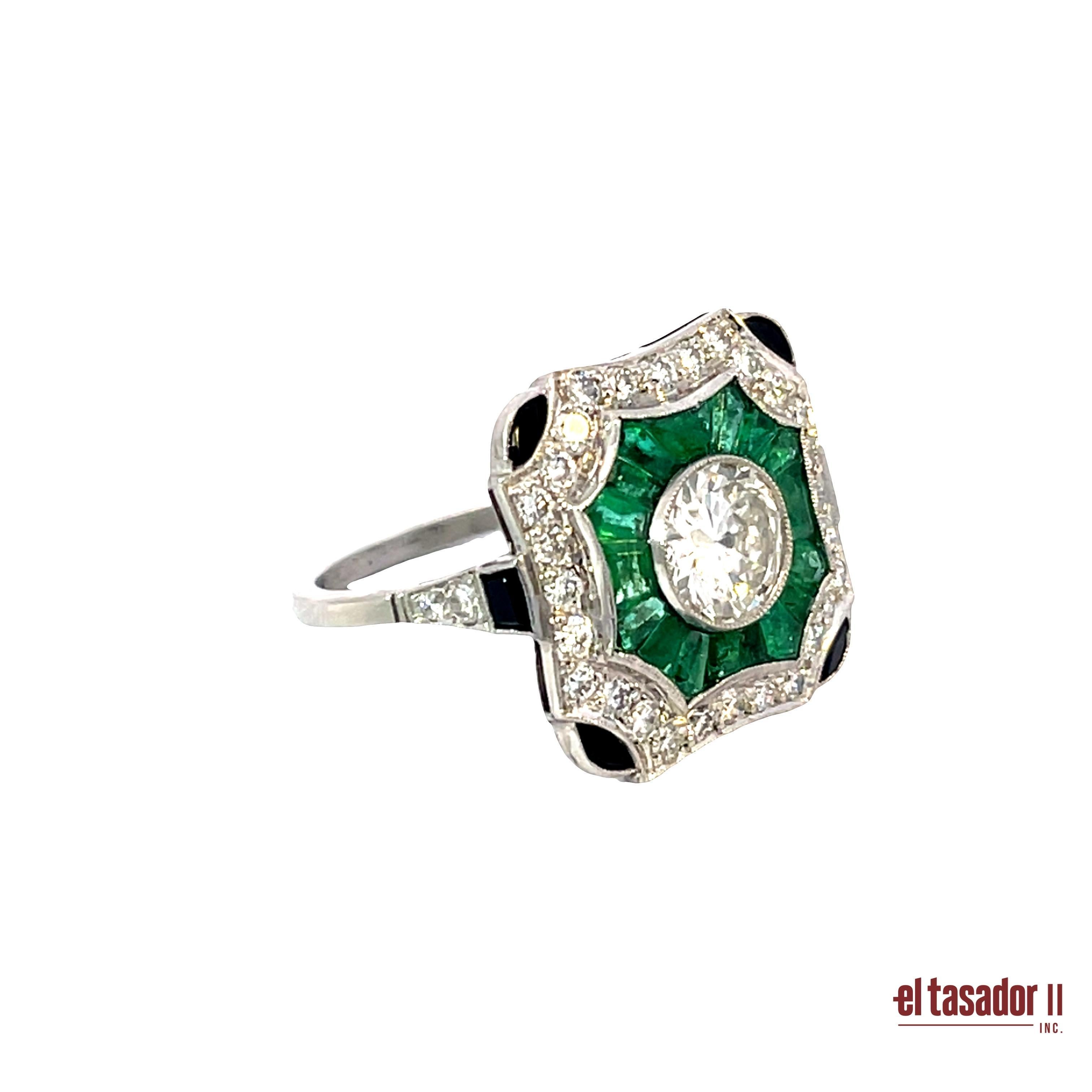 Este llamativo anillo Art Déco de platino pesa 6,8 gramos y muestra un impresionante diseño que encarna el glamour de los años 20. En su centro, un diamante talla brillante de 1,08 quilates se complementa con otros 0,68 quilates de diamantes,