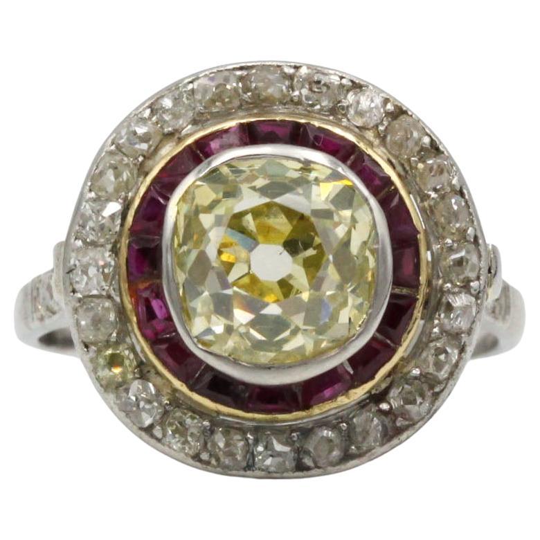 Bague Art Déco en platine avec 2,18ct de diamant jaune GIA et rubis calibrés en vente