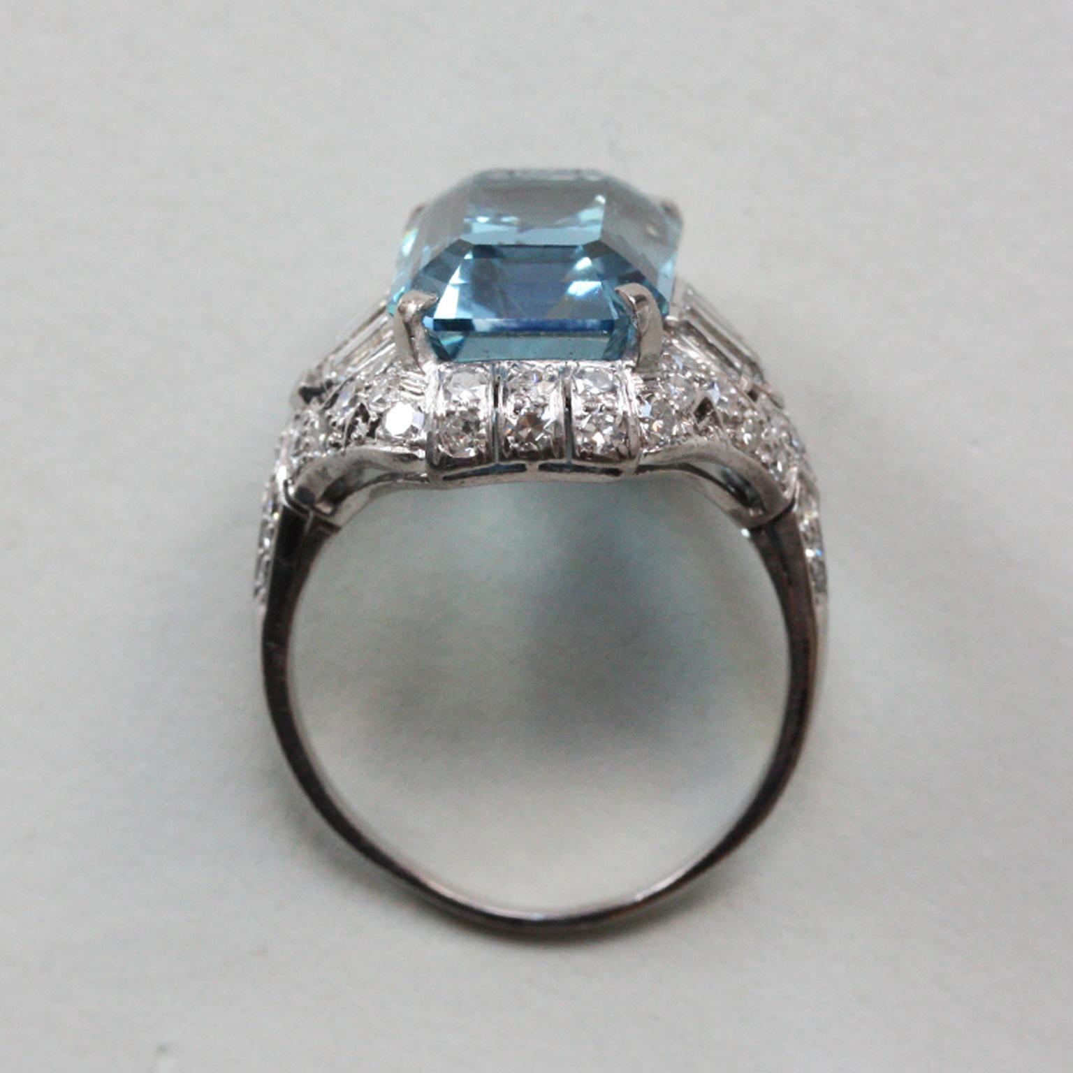 Art Deco Platinum Ring with Aquamarine and Diamonds In Good Condition In Amsterdam, NL
